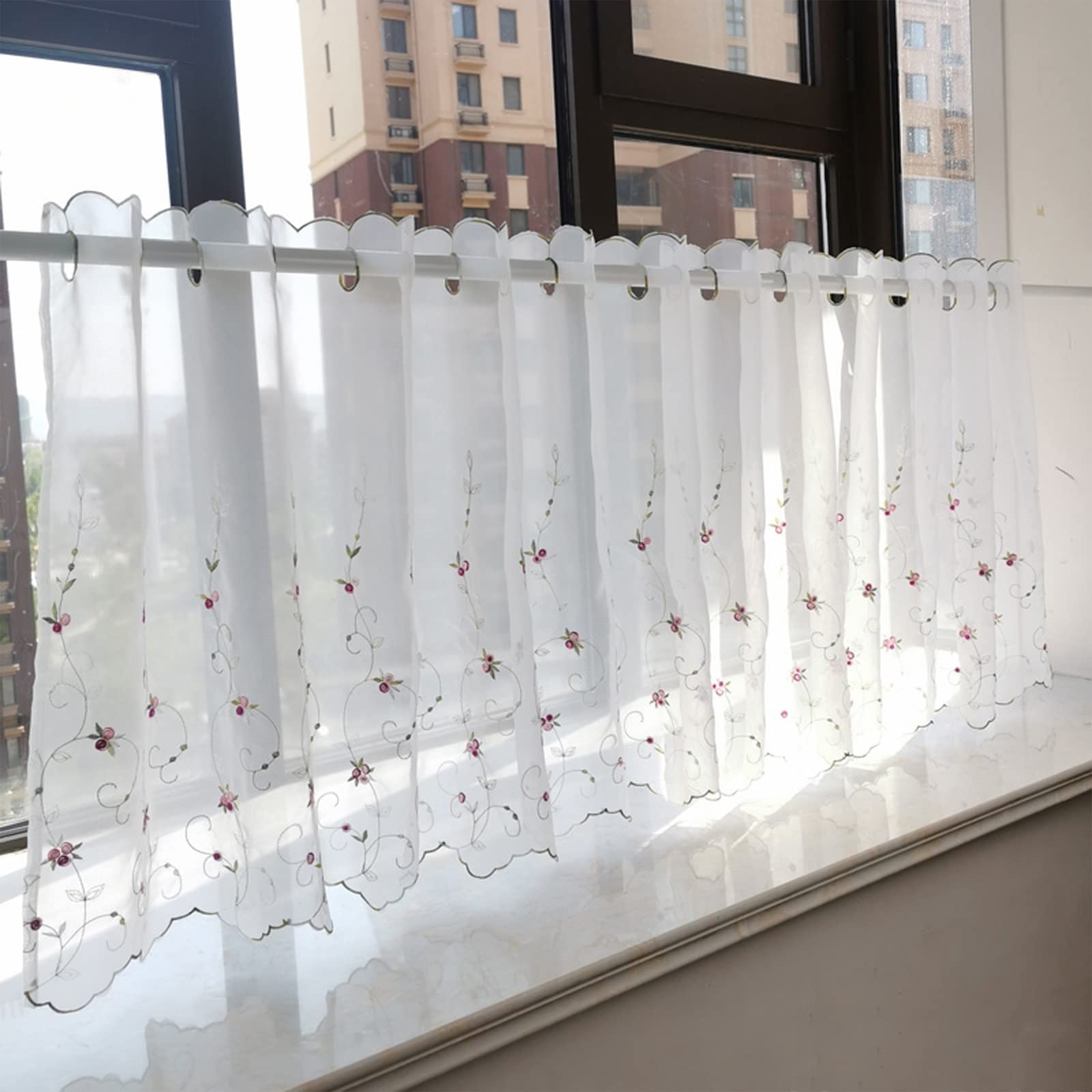 Cortinas térmicas de ventana que filtran la luz suavemente en comedores pequeños