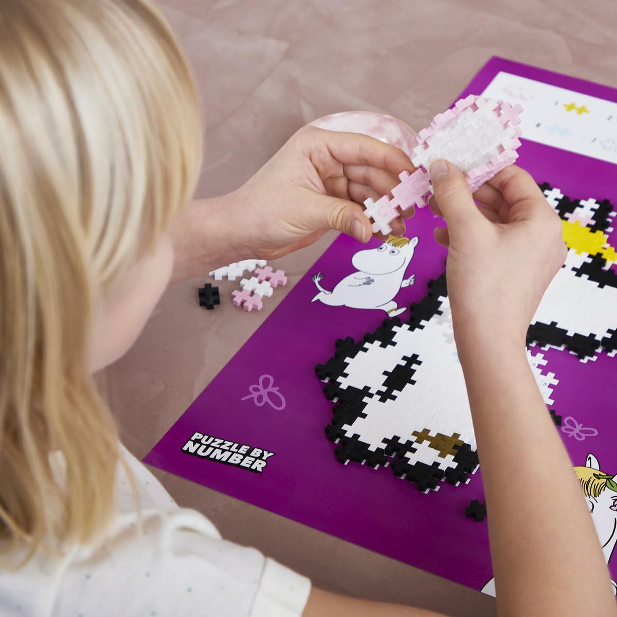 Plus-Plus 7551 Mumin Bundle, Geniales Konstruktionsspielzeug, Kreativ-Bausteine, Puzzle by Numbers, 5 Tubes mit je 270 Teilen ab 7 Jahren