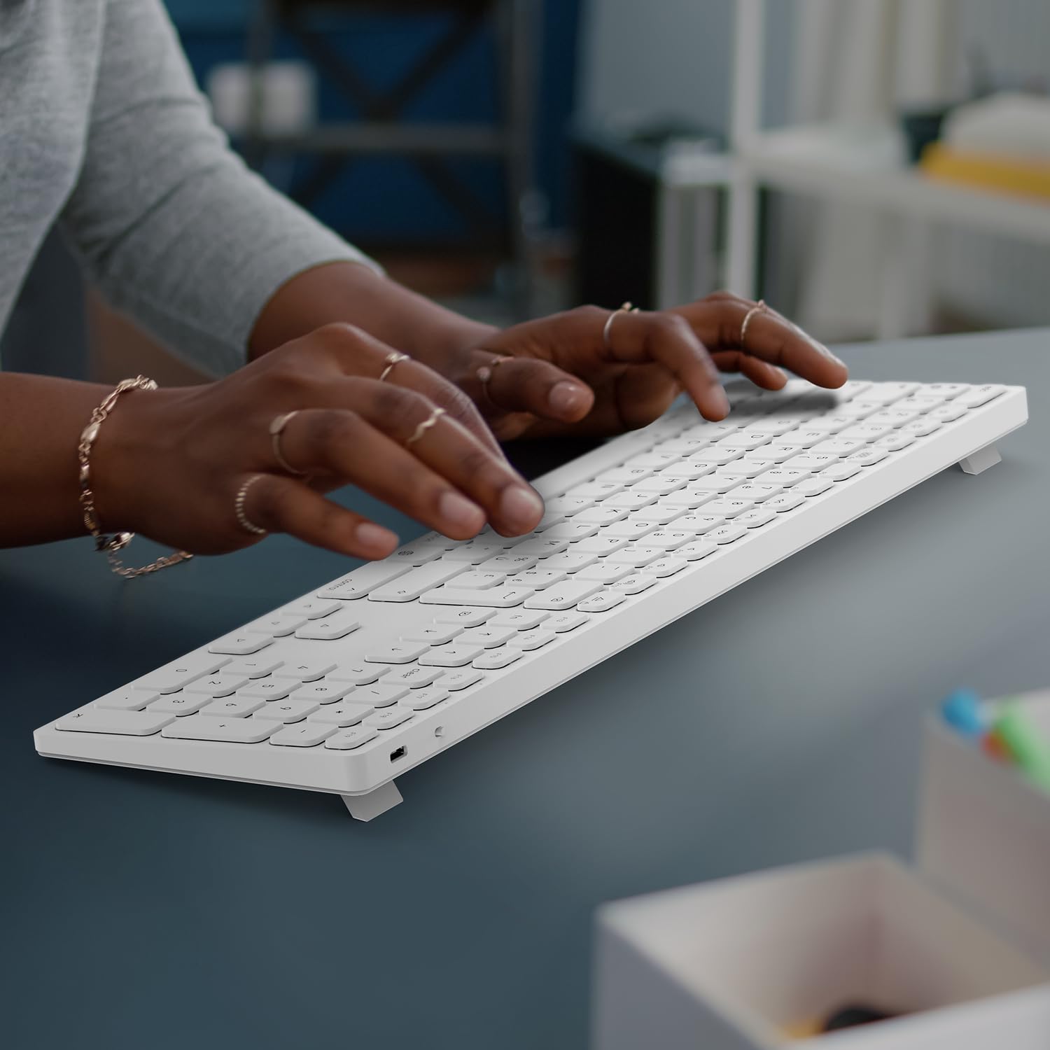 Clavier Bluetooth sans fil pour appareils Mac OS – Disposition AZERTY, Touches ciseaux pour une frappe précise, Batterie rechargeable, 80 jours d'autonomie supplémentaire, Compatible avec iMac/MacBook
