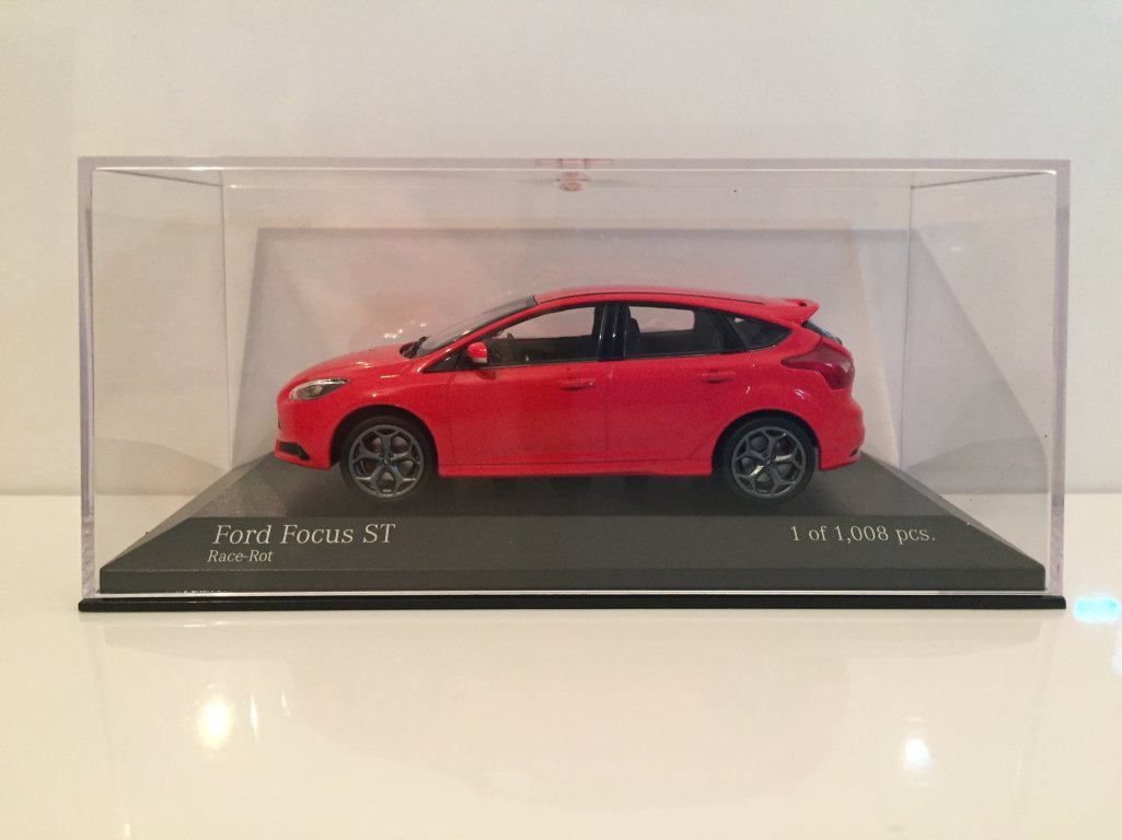 Minichamps Maxichamps Ford Focus ST 2011 Rouge - 1/43 - Miniature Neuve
