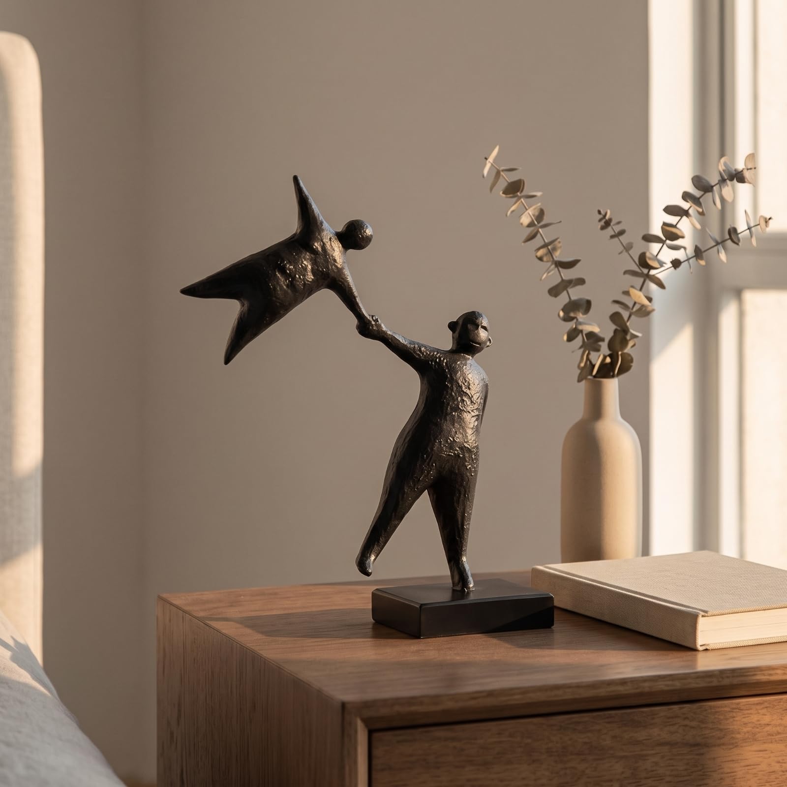 Adorno Escultural Resina con Dos Figuras Estilizadas Inclinada y Acabado Mate para Estante Compacto Acuada para Ambiente Creativo