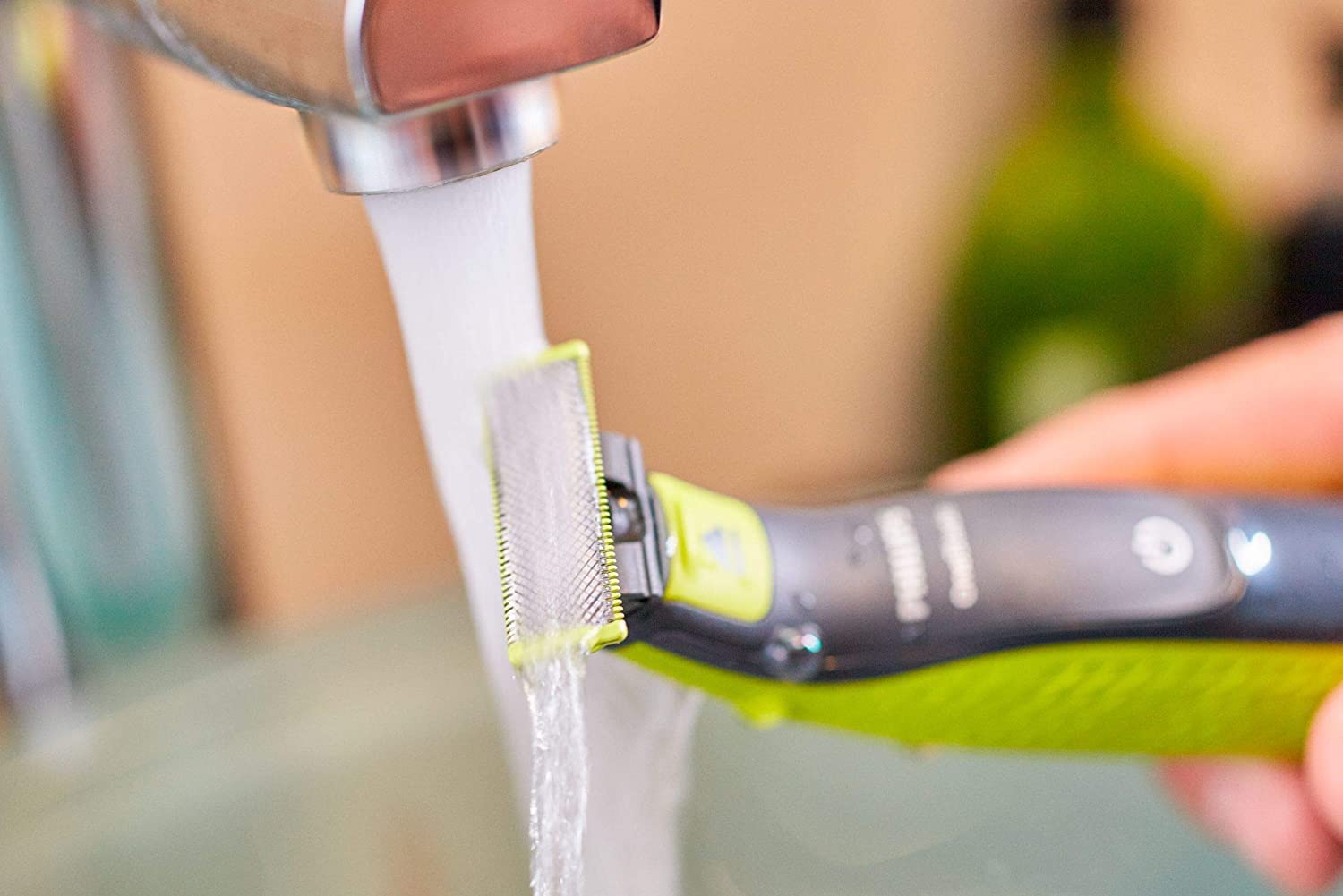 Philips OneBlade - Rasoio Elettrico Verde per Uomini con 3 Pettini e Tecnologia OneBlade, Testina Flessibile, Batteria Ni-MH Ricaricabile
