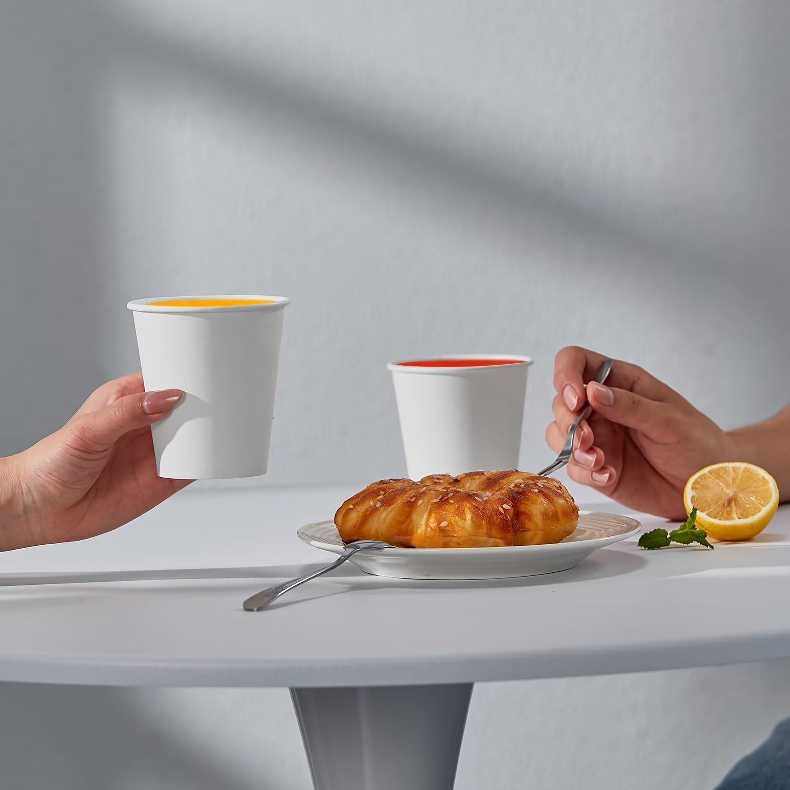 JOLLY PARTY [100 Ensembles] Tasses à Café En Papier Jetables De 473,6 G Avec Couvercles, Manches Et Pailles, Tasse à Boire Pour Boissons Chaudes Et Froides Pour Eau, Café Ou Thé, Tasse