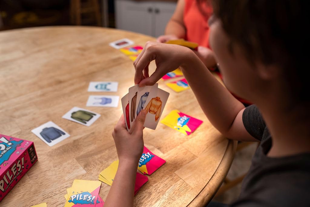 Asmodee Juego de cartas Piles! - Juego de acción rápida para 2-8 jugadores