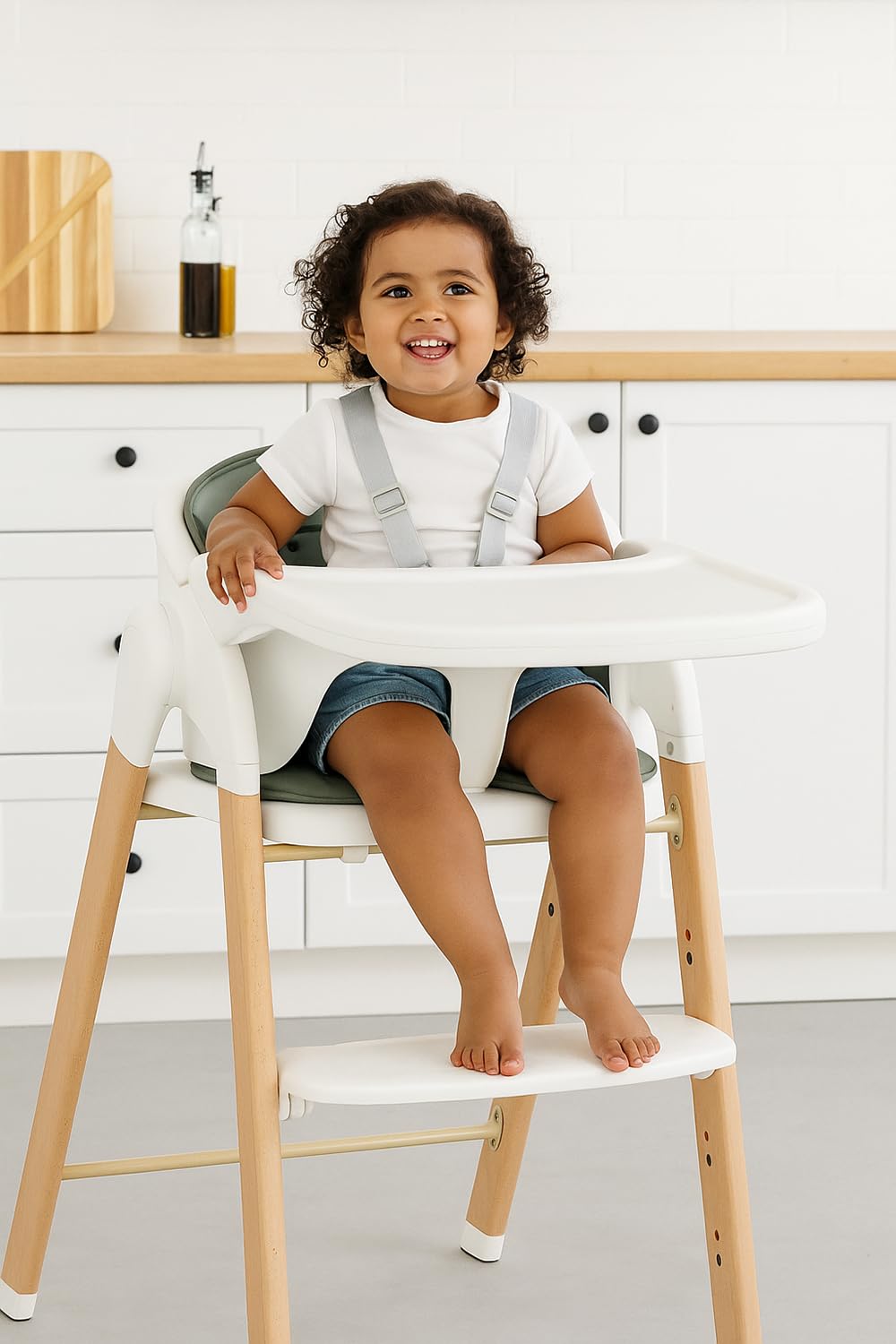 Babylo Sit & Grow - Trona y asiento infantil con arnés seguro y reposapiés, forro acolchado extraíble y bandeja para una fácil limpieza, color blanco y verde