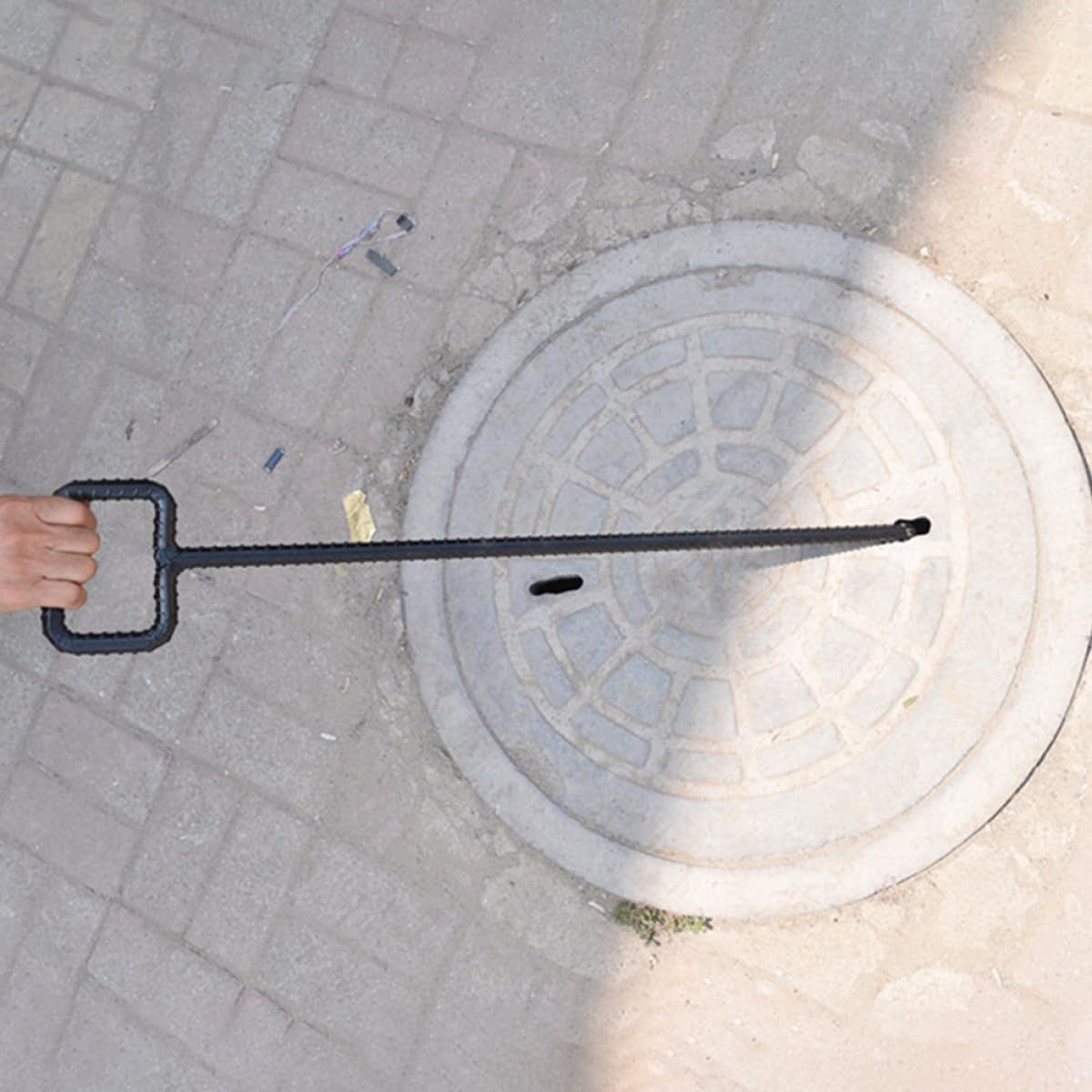 Gancio di sollevamento in acciaio da 42 cm, manico rettangolare cavo da 16 mm, strumento resistente per sollevamento di chiusini, uso esterno sicuro, attrezzatura per manutenzione urbana