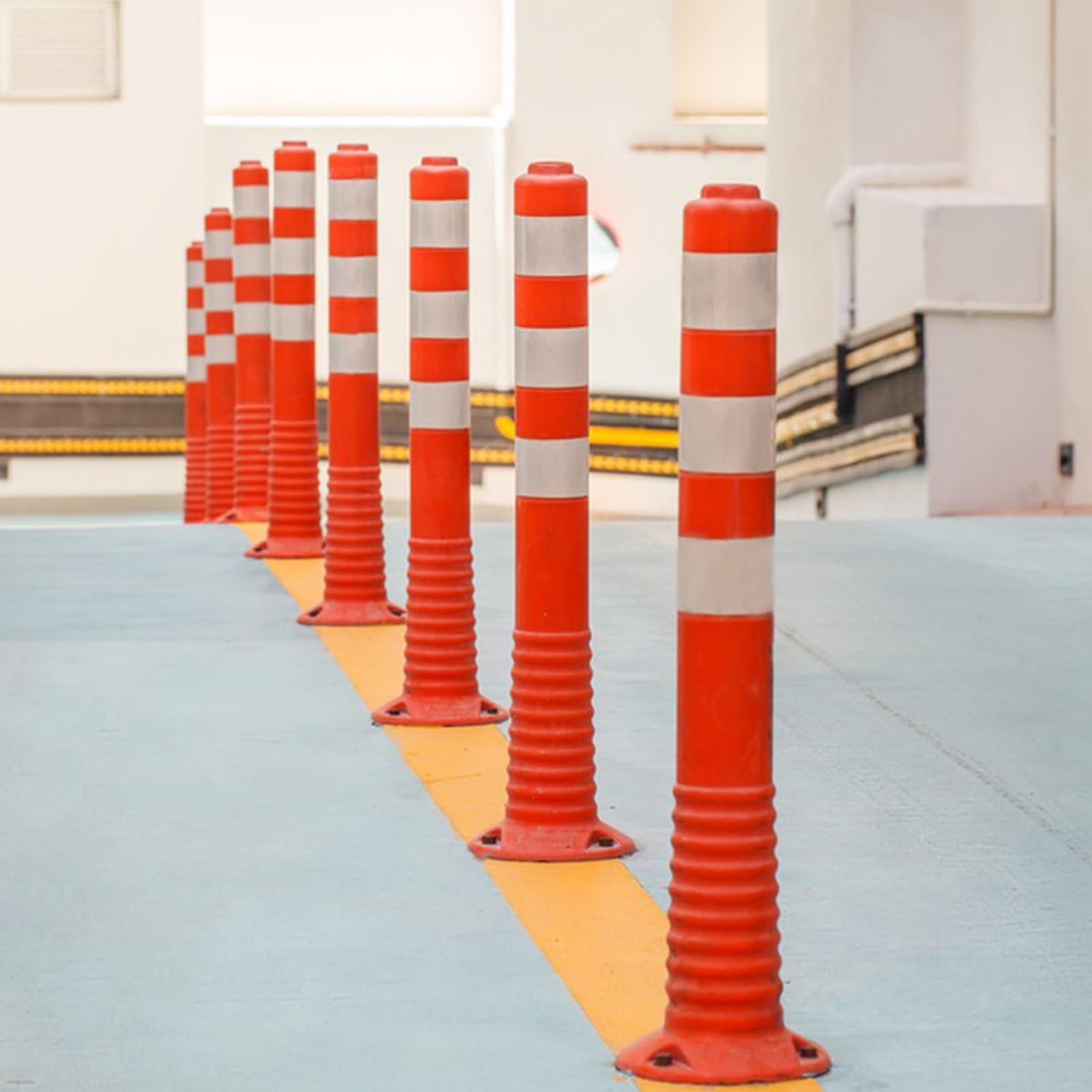 Bolardos de estacionamiento flexibles, conos de seguridad (4 unidades con kits), columnas de barrera para caminos y entradas de vehículos en rojo y blanco.