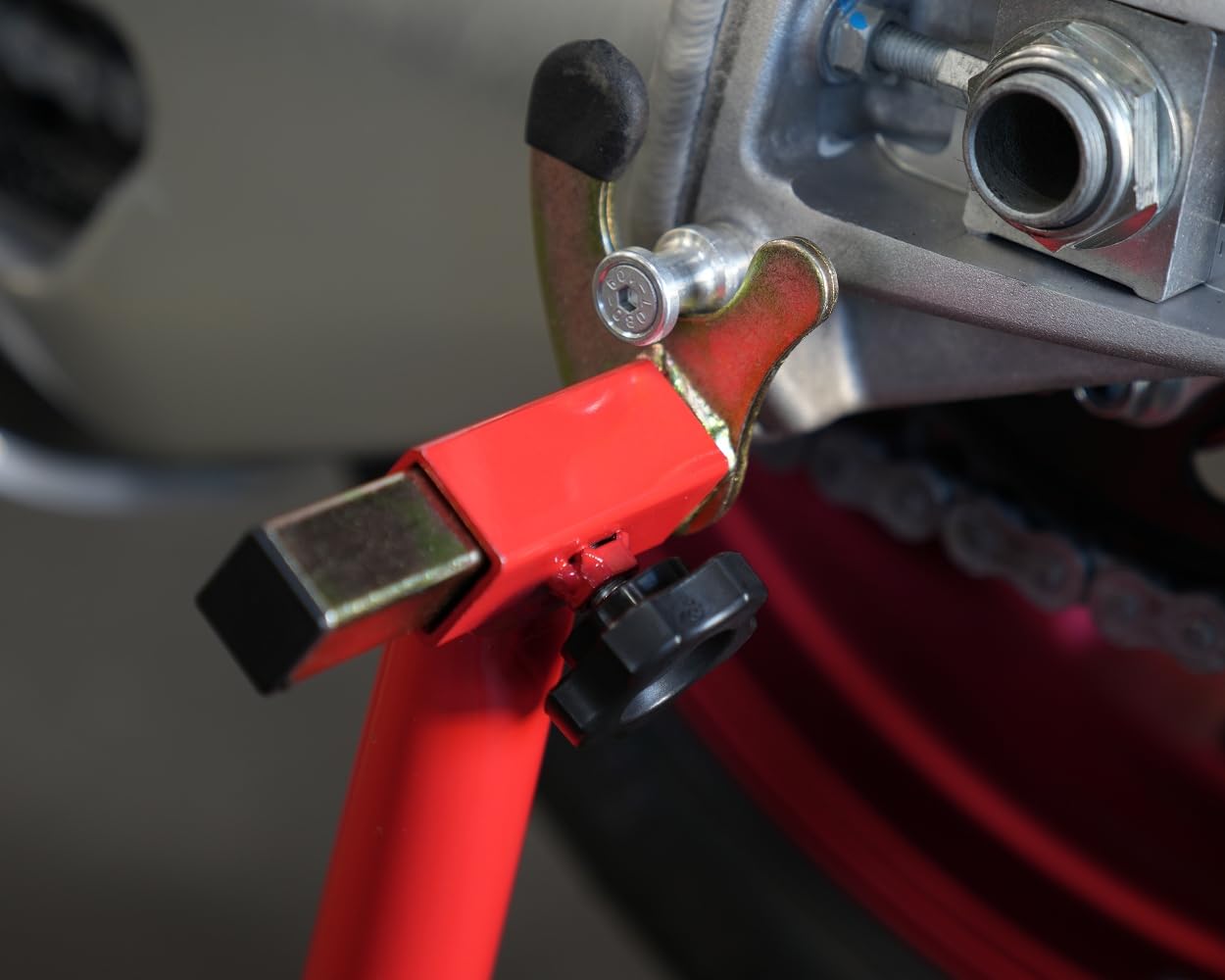 Caballete montaje moto – elevador delantero/trasero tipo U – ajustable 24–36 cm – hasta 450 kg – rojo – con ruedas