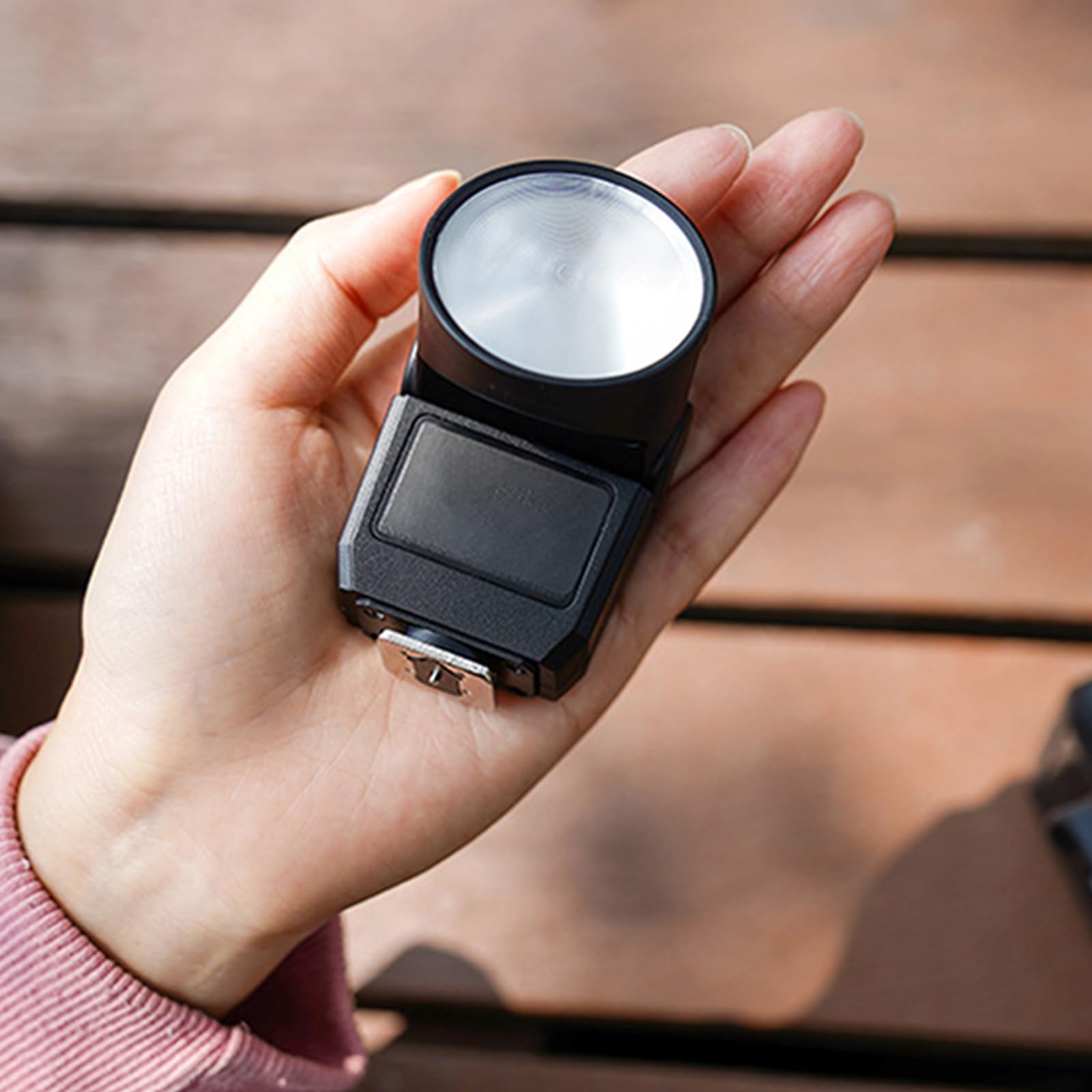 Luz de video compacta ideal para calle y eventos, ofrece una iluminación estable en múltiples modos de fotografía callejera
