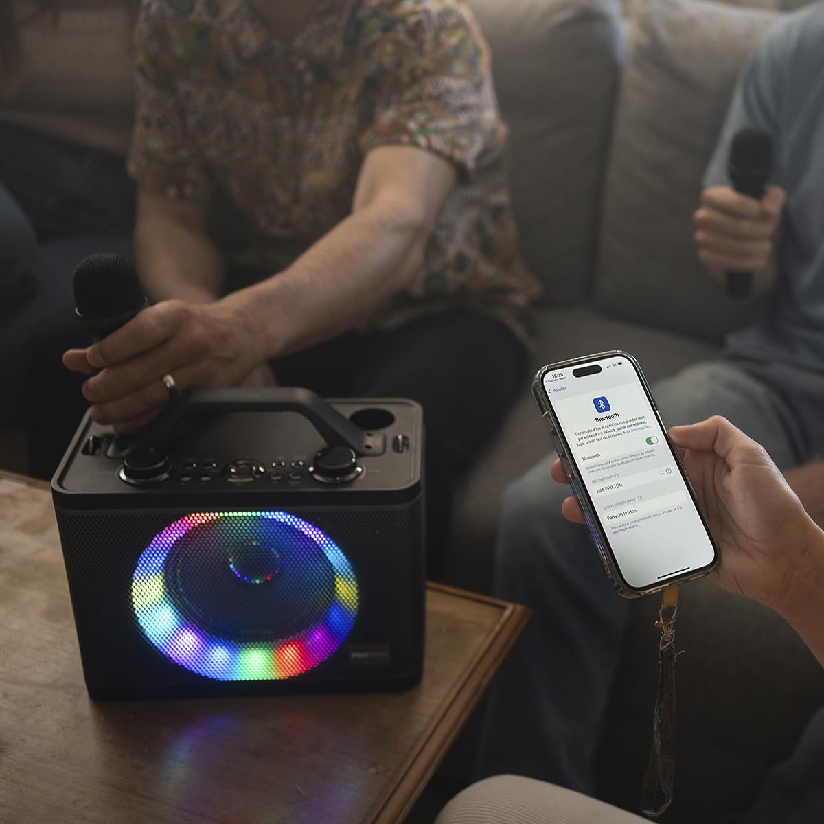 PRIXTON Karaoke Portátil PartyGO con 2 Micrófonos, Altavoz de Gran Potencia para Fiestas con Bluetooth/USB/AUX/SD, Luz LED Multicolor RGB, Autonomía 4h, Negro (Reacondicionado)