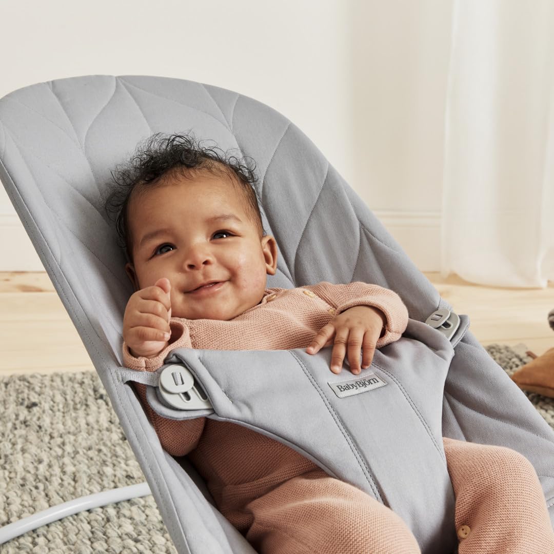 BabyBjörn Babywippe Bliss, Gewebt, Blütenblatt-Steppung, Hellgrau
