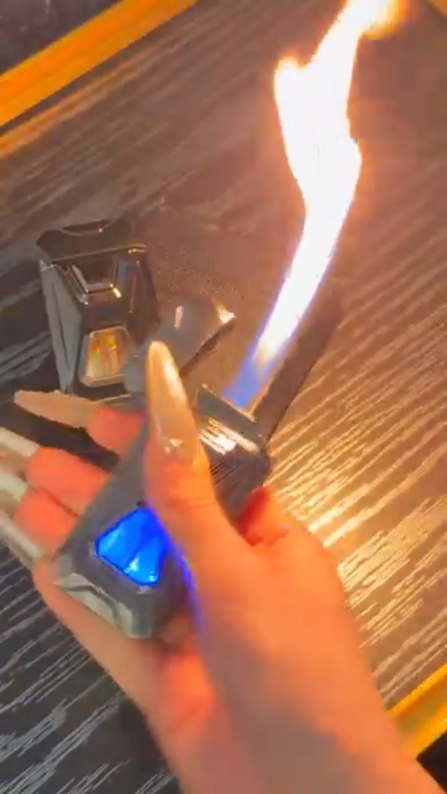 Encendedor Doble Llama Activado por Voz USB Recargable miniatura 7