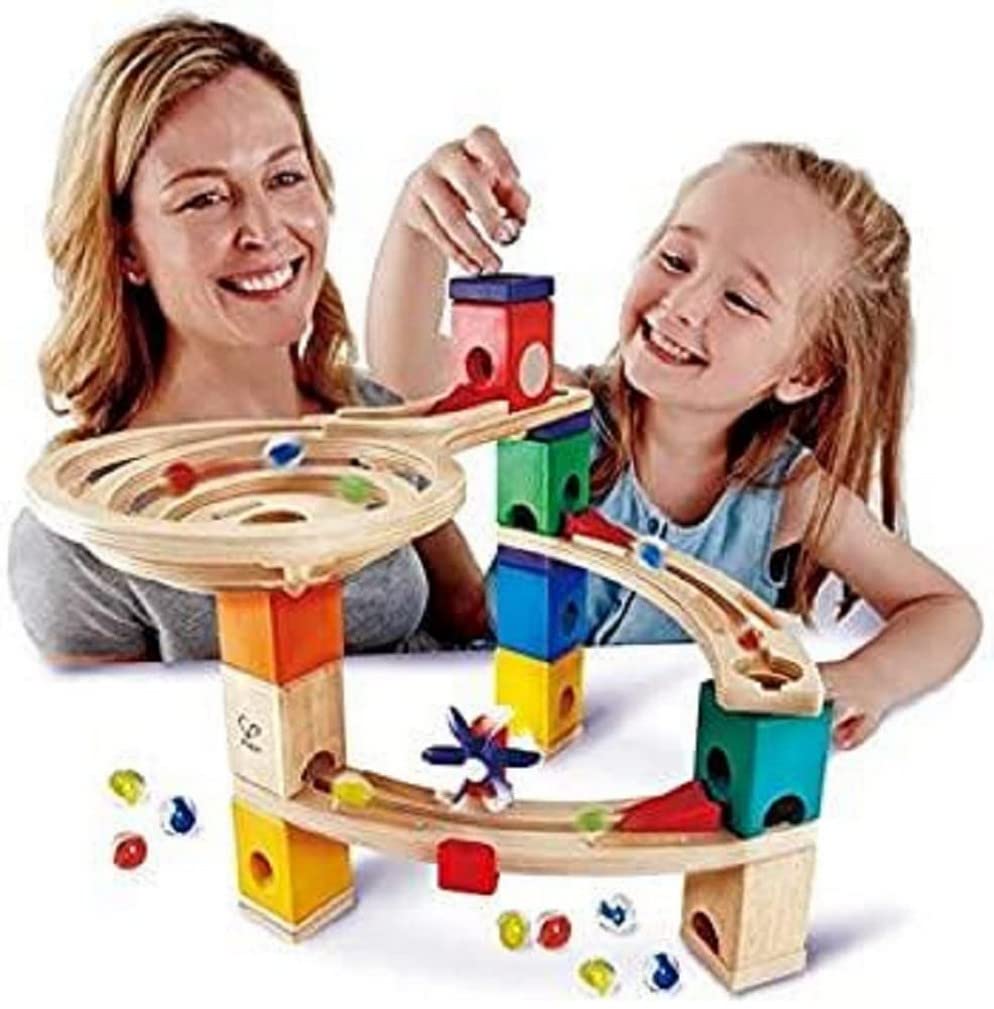Hape E6021 Starter Set Quadrilla, Kugelbahn mit 27 Bauteilen aus Holz und 30 Murmeln, ab 4 Jahren & Hape E6022 6022 - Klingender Spielplatz, Zubehör für Quadrilla Kugelbahnen, Xylophon-Rutsche