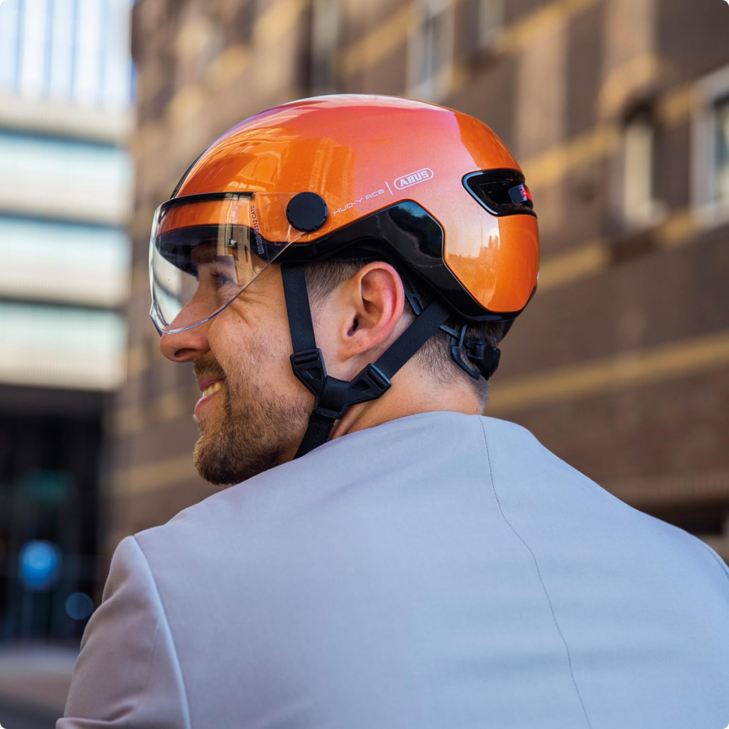 ABUS Casque de Ville HUD-Y ACE Casque de vélo avec visière et feu arrière LED magnétique Rechargeable