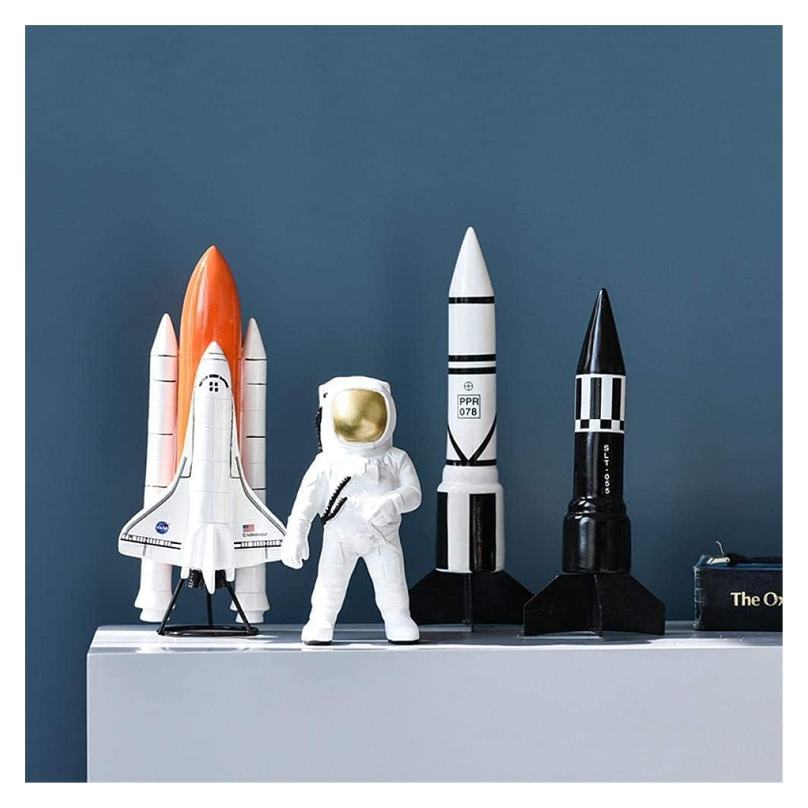 月ロケットと宇宙飛行士の置物　金属製　作家もの 月ロケットと宇宙飛行士の置物 金属製 作家もの - メルカリ