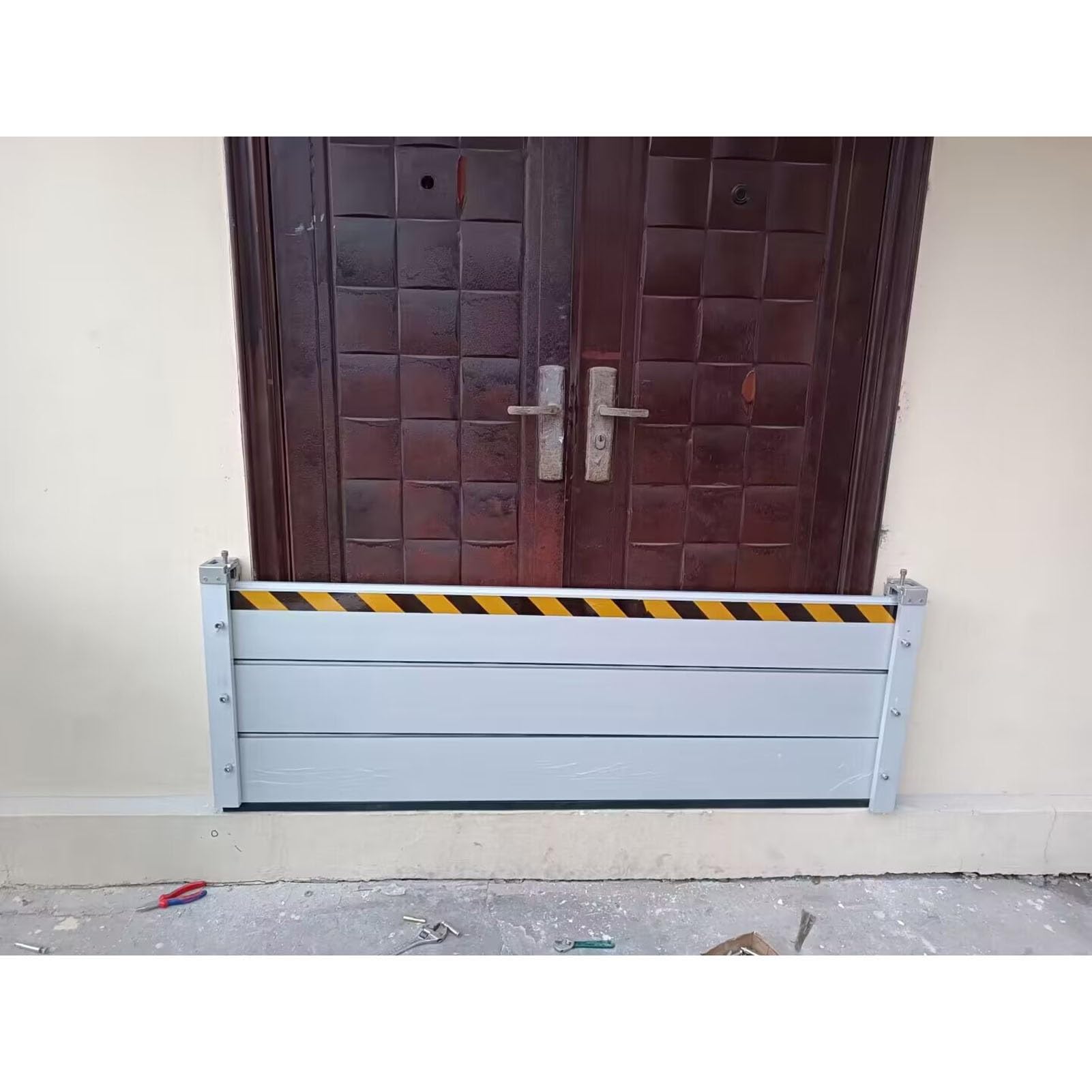 Barrière anti-inondation en métal pour stopper l'eau dans le garage
