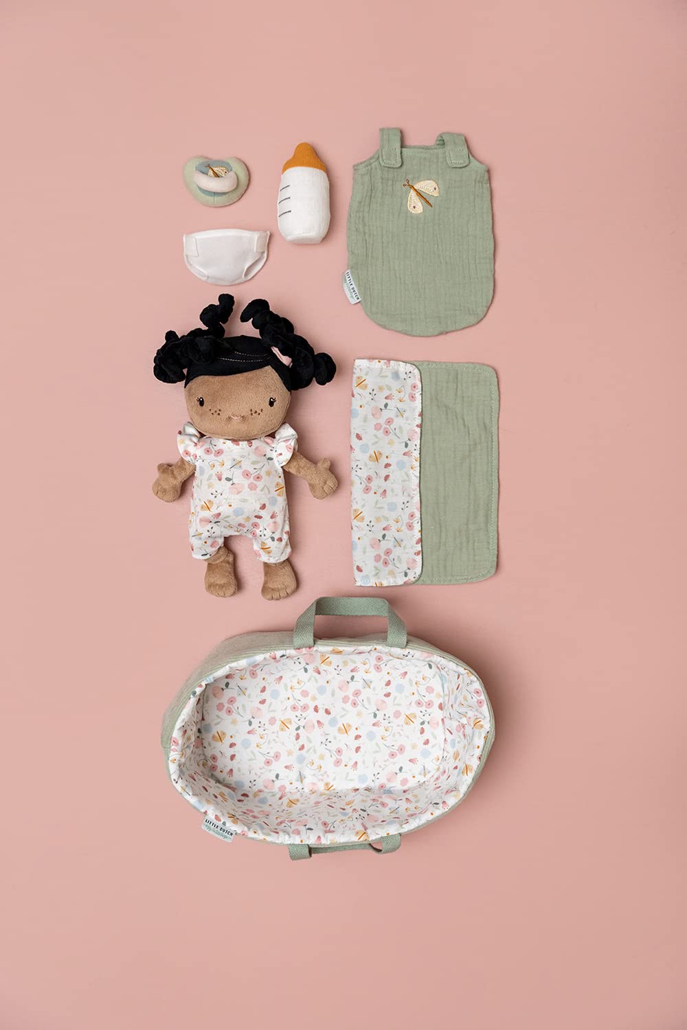 Little Dutch Stoffpuppe Babypuppe im Tragekorb mit magnetischem Schnuller und Trinkflasche und viel Zubehör Evi grün - Flowers & Butterflies