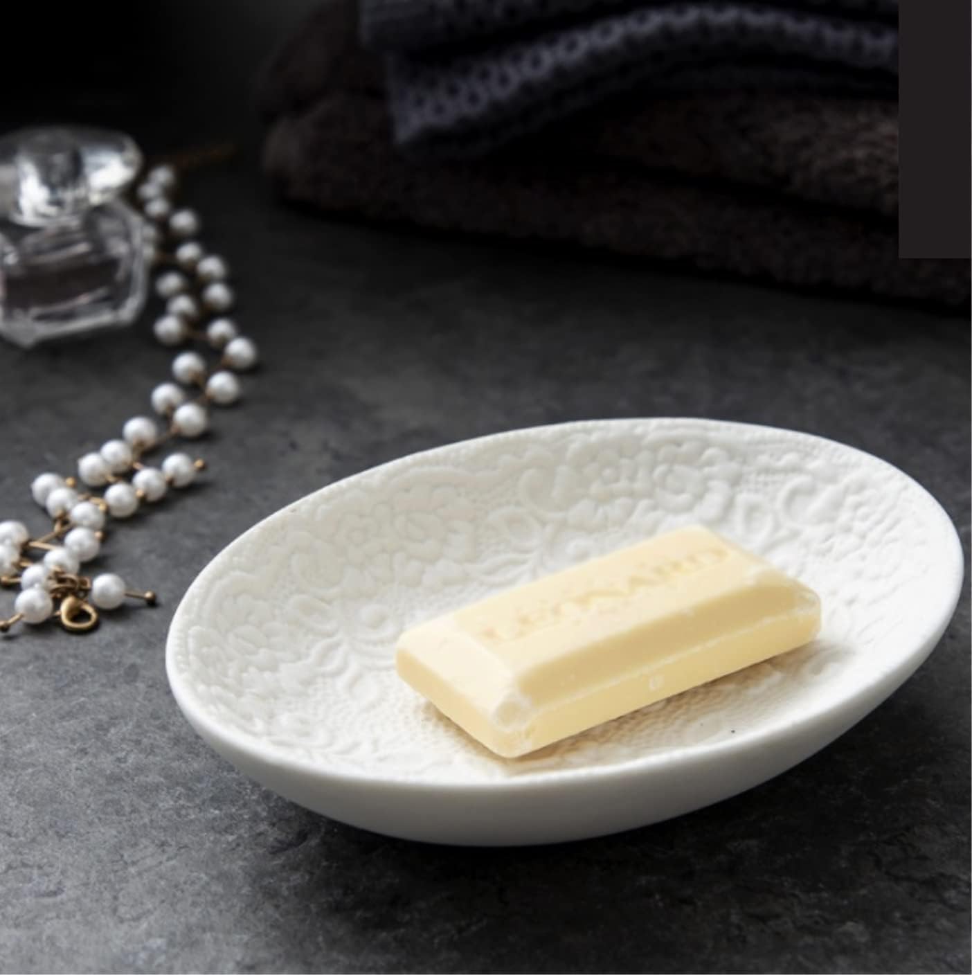 Juego de accesorios de baño – Juego de accesorios de baño de cerámica de diseño moderno – 4 piezas con detalles decorativos