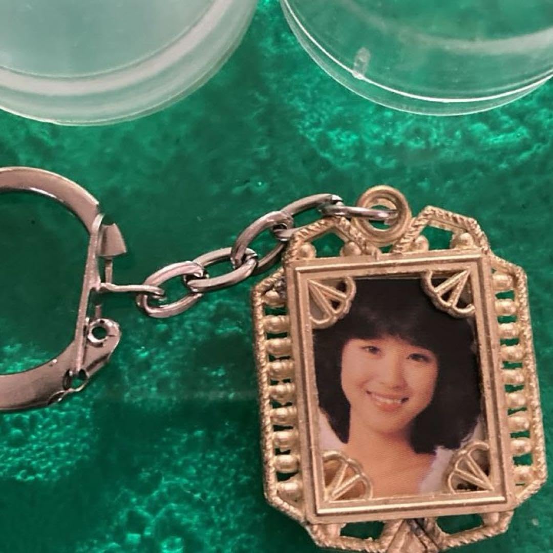 Amazon.co.jp: レア昭和当時物ガチャガチャ カプセル付き アイドル