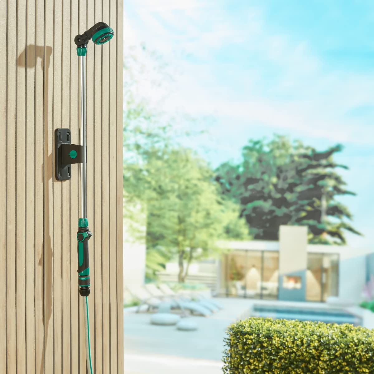 VONROC Gartendusche Außendusche - 1 in 2 Gartenbrause mit Stiel ideal für Garten, Pool, Camping, Terasse oder Sauna - 180 Grad neigbar, 3 Sprühmodi inl. Wandhalterung
