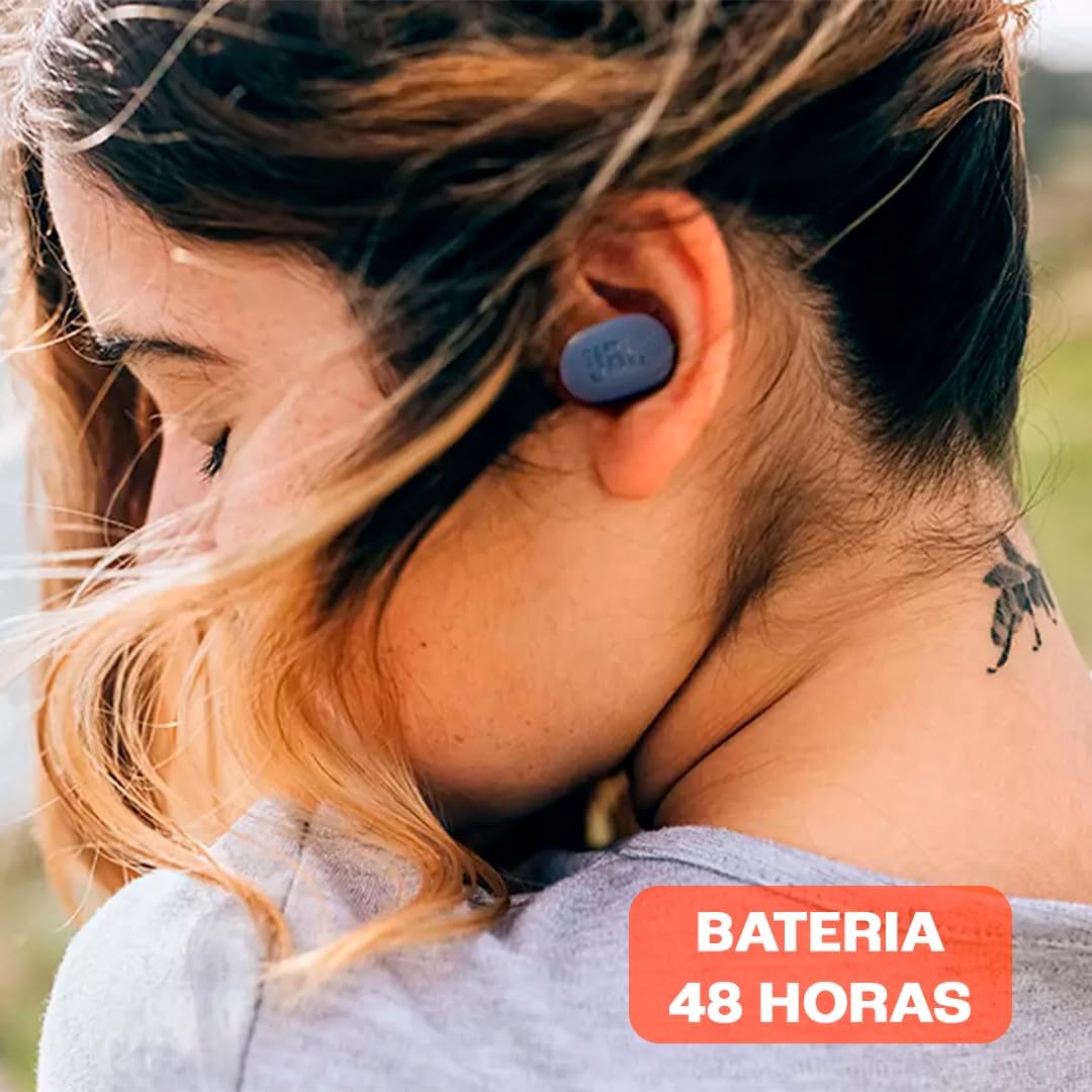 Imagem lateral de fones de ouvido com fundo desfocado e vegetação ao ar livre. Imagem lateral de fones de ouvido com fundo desfocado e vegetação ao ar livre.