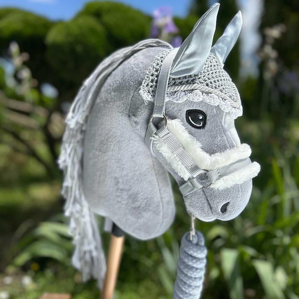 Set de Accesorios para Hobby Horse – Cabestro con Forro de Peluche Gris, Cuerda de conducción y Gorro antimoscas Gris y Blanco para Hobby Horsing – Compatible con Caballos de Palo tamaño A4 y A3