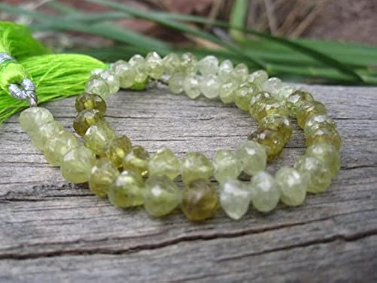 Perles de grenat grossulaire vert oignon pour composer vos bracelets d'été faits main en perles