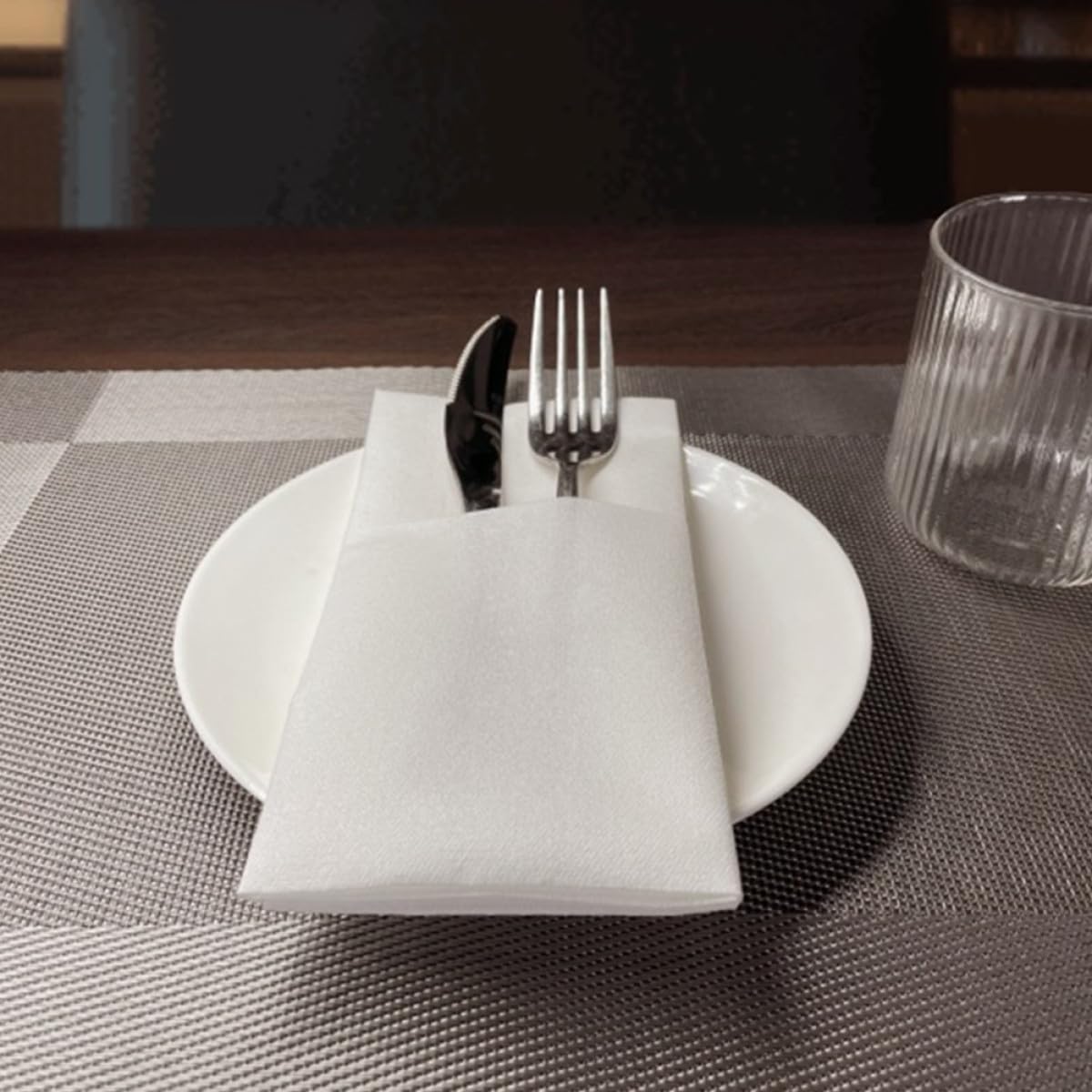 50 Stück Weiße Dicke Servietten aus Zellstoff Hautfreundlich und Einweg Geeignet für Hochzeiten und Partys Elegantes Design