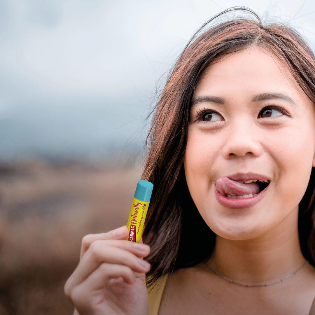 Carmex Naturally Stick Berry – naturalna pielęgnacja ust zapewnia gładki efekt – 1 sztuka po 4,25 g
