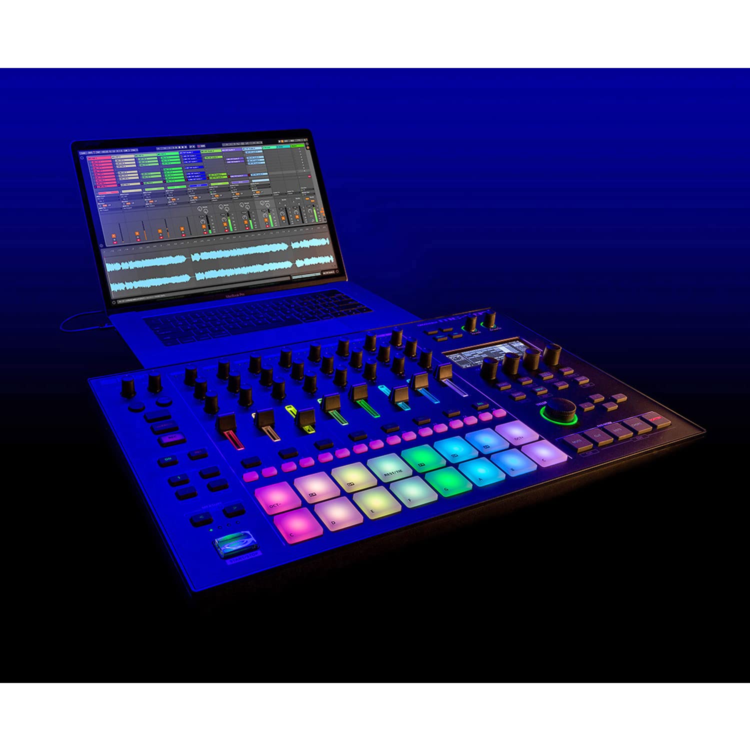Roland MC-707 Groovebox DJ Mesa de mezclas Secuenciador Sampler + keepdrum Soporte para Ordenador Portátil, Negro
