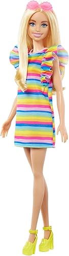 Miniatura 6 de Barbie Fashionistas Doll #197 con cabello rubio y tirantes con vestido escalonado de arco iris y accesorios, incluyendo zapatos de plataforma y