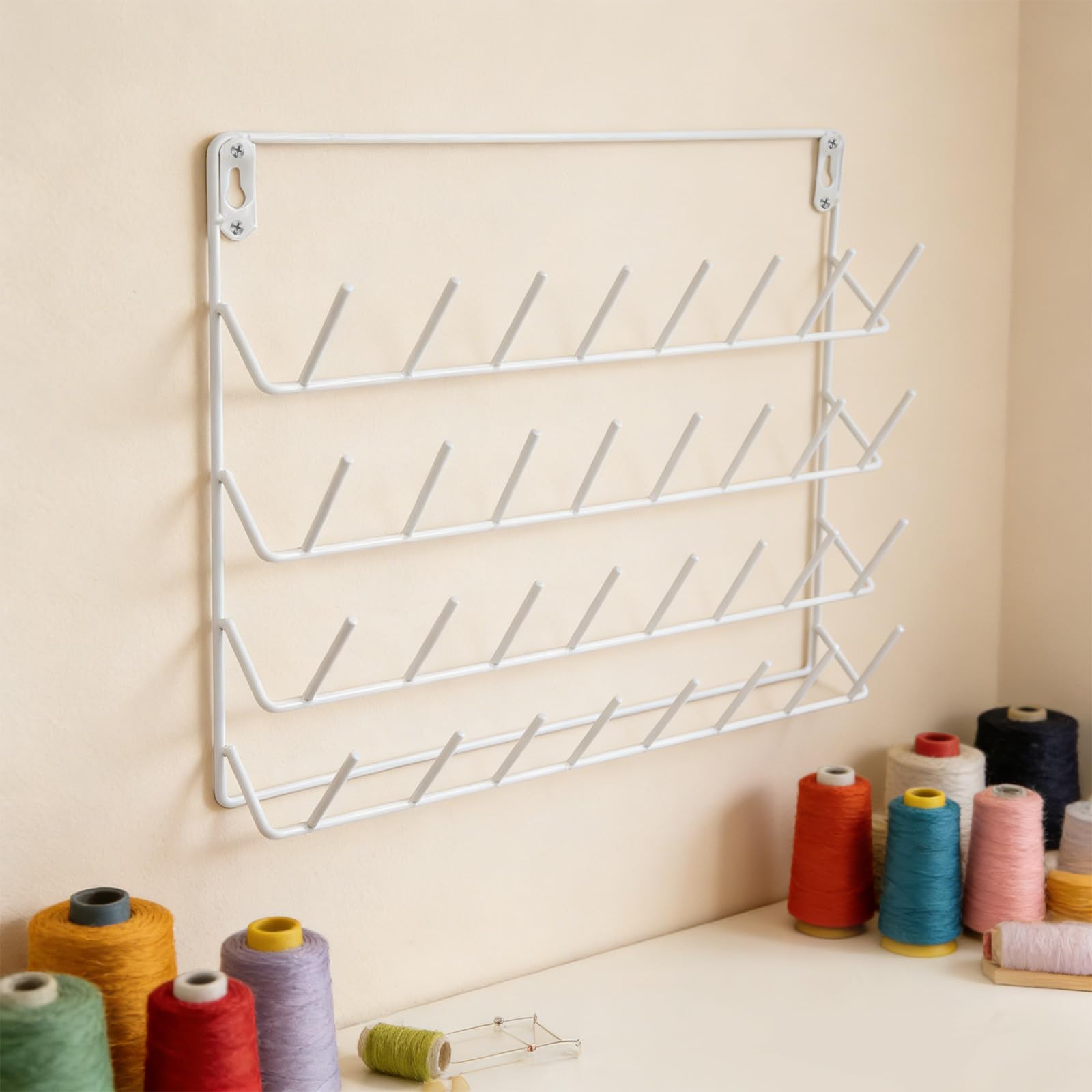 CALLARON Estante para Hilo de Coser de Hierro Blanco con Capacidad para 32 Carretes, Organizador de Pared con Ganchos para Bordado y Manualidades