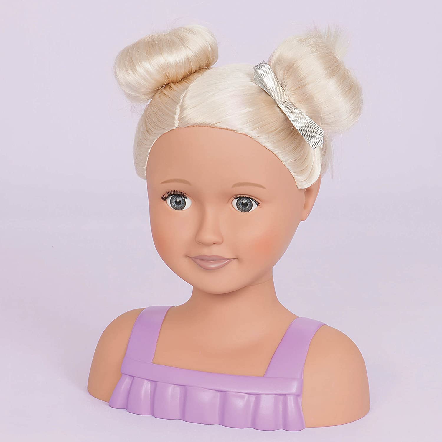 Our Generation - Trista - Puppe Styling Kopf - Blondes Haar & Blaue Augen - Vorgetäuschtes Spiel - Aufkleber & Haarschmuck-Accessoires - Spielzeug für Kinder ab 3 Jahren