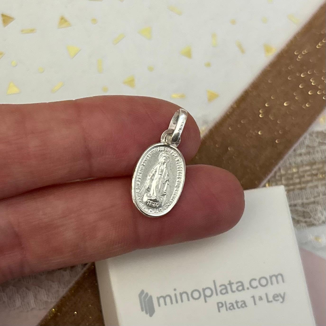 Medalla Virgen Milagrosa, Plata de Ley 925, Ovalada, Acabado a Dos Caras, 11x18mm, Colgante Religioso con Inscripción