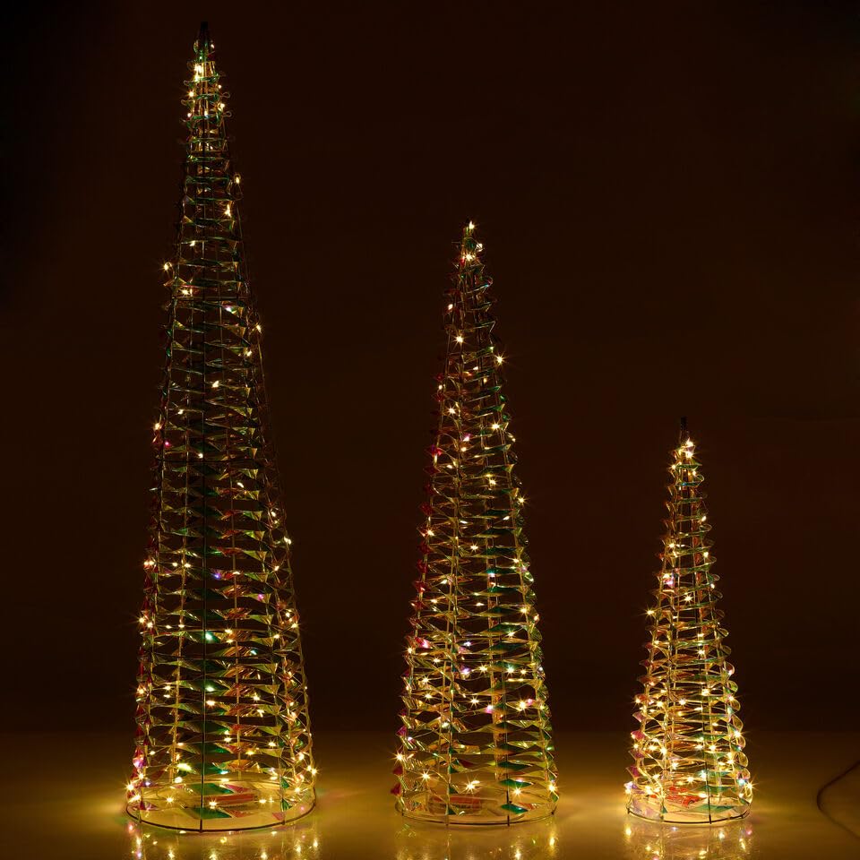 Albero di Natale a forma di cono o fatto di luci. Il più bello è realizzato all’uncinetto dalle