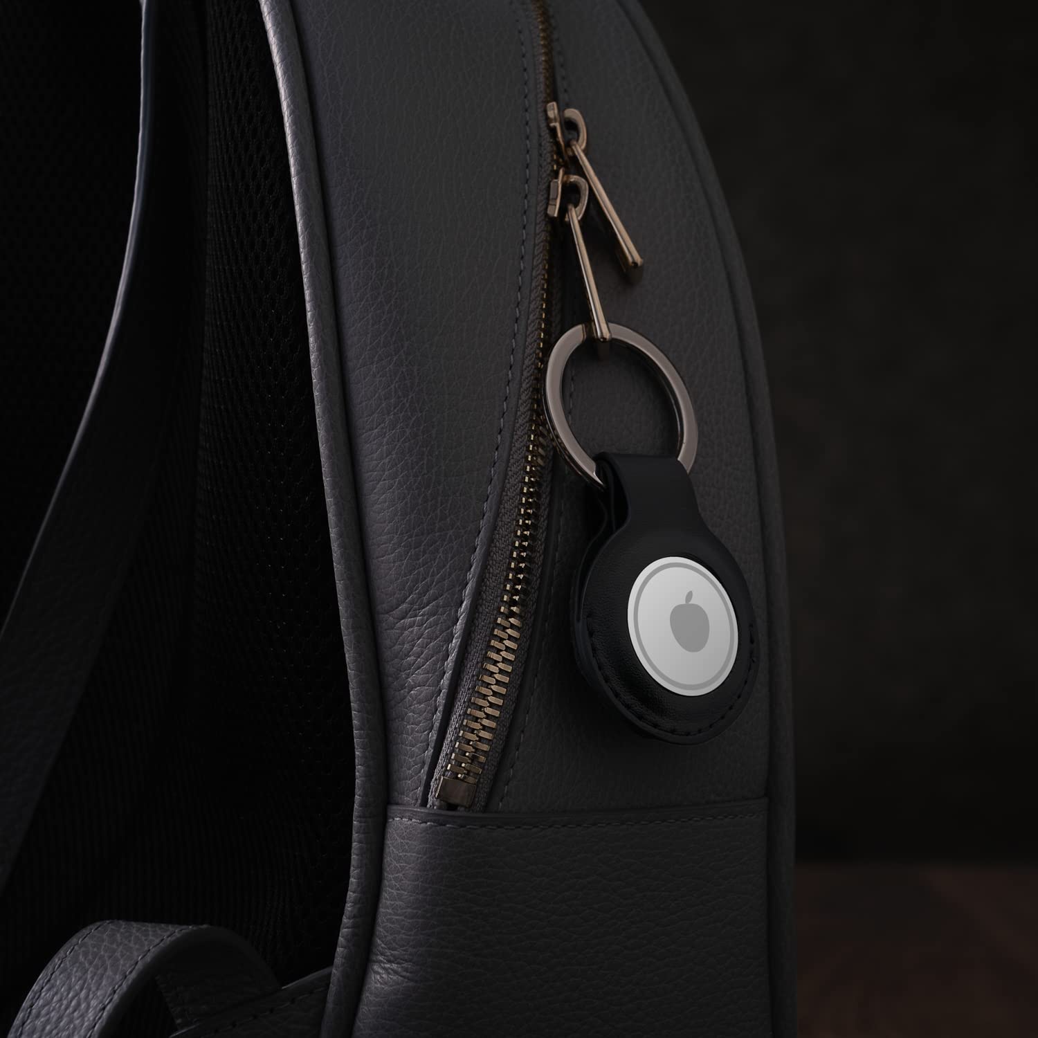 Premium Lederhülle für Apple AirTag - Vegan Leder Case mit Robusten Edelstahl Schlüsselring - Tragbare Schutzhüllen und Zubehör für AirTag Tracker - Schwarz 4er - il Grado