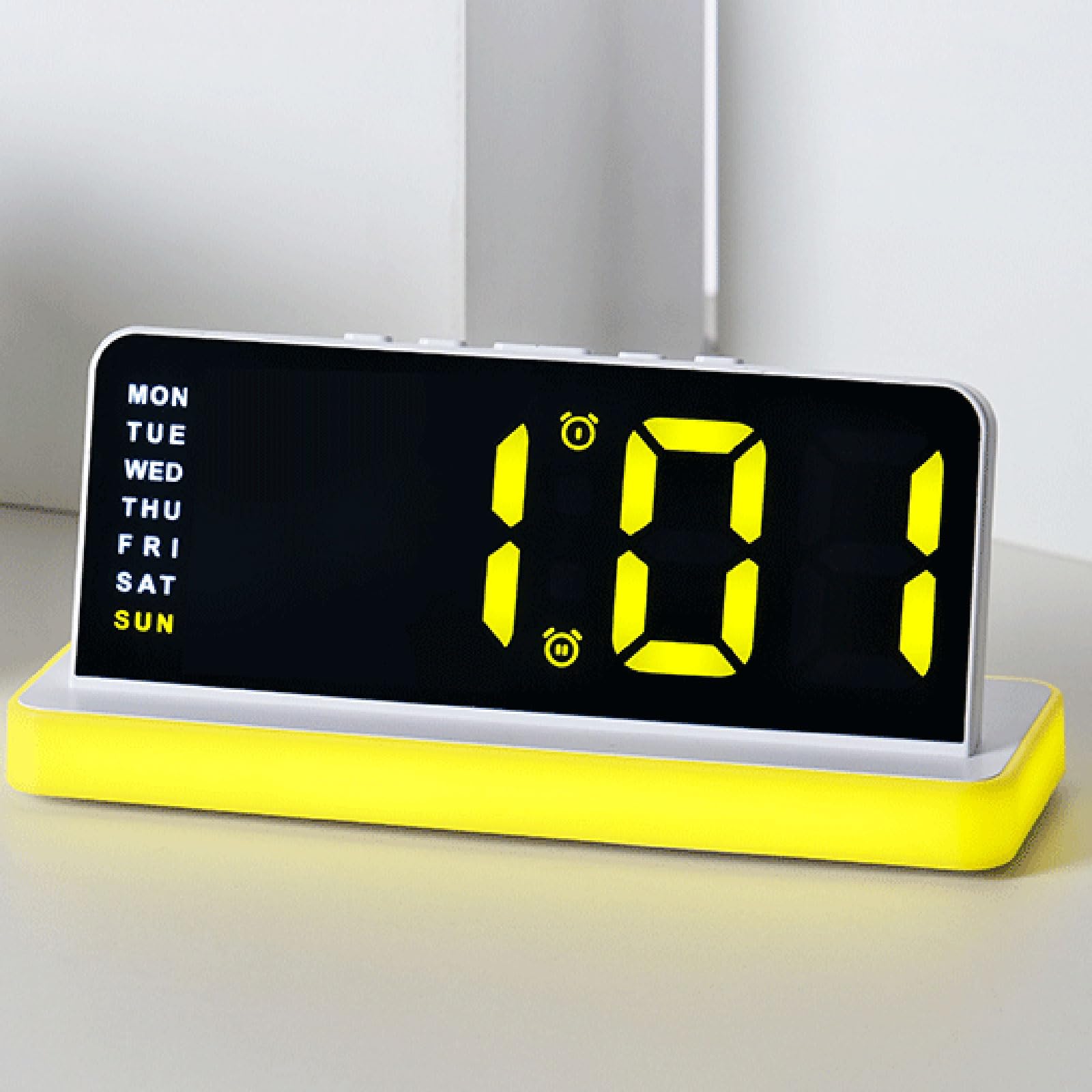 Reloj despertador compacto para escritorio de dormitorio, reloj LED digital con botón fácil con pantalla y luz nocturna para uso doméstico, alarma, luz nocturna LED, pantalla de día laborable,