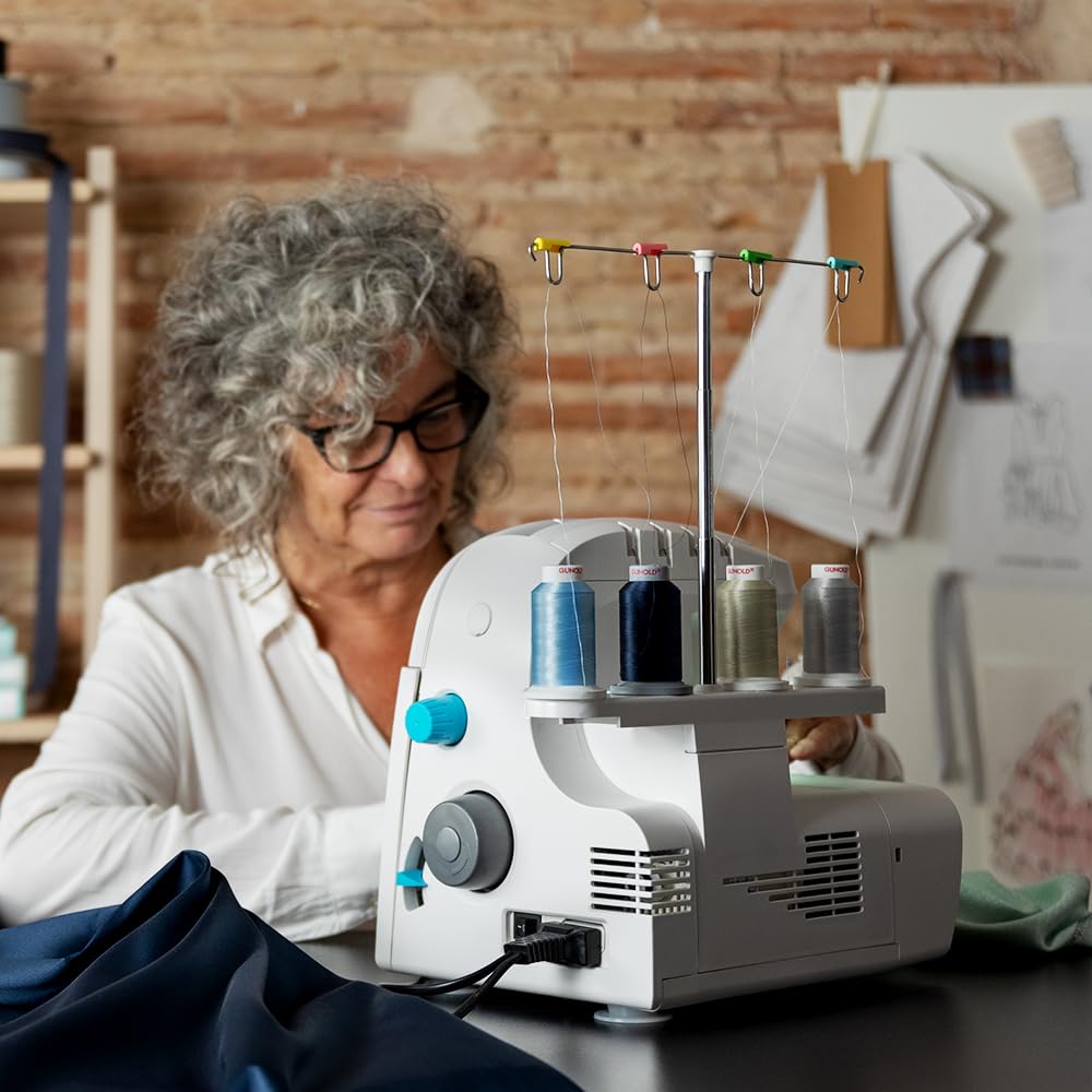 Cecotec Macchina da Cucire Tagliacuci BelleCouture OverLock. 1100 rpm di Velocità, Pressione del Piedino Regolabile, Trasporto Differenziale, Funzioni di Cucitura a 4 Fili e Kit di Accessori.