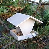 eine Futterstelle für Vögel aus unbehandeltes Holz zum selbst Gestalten und Verzieren
