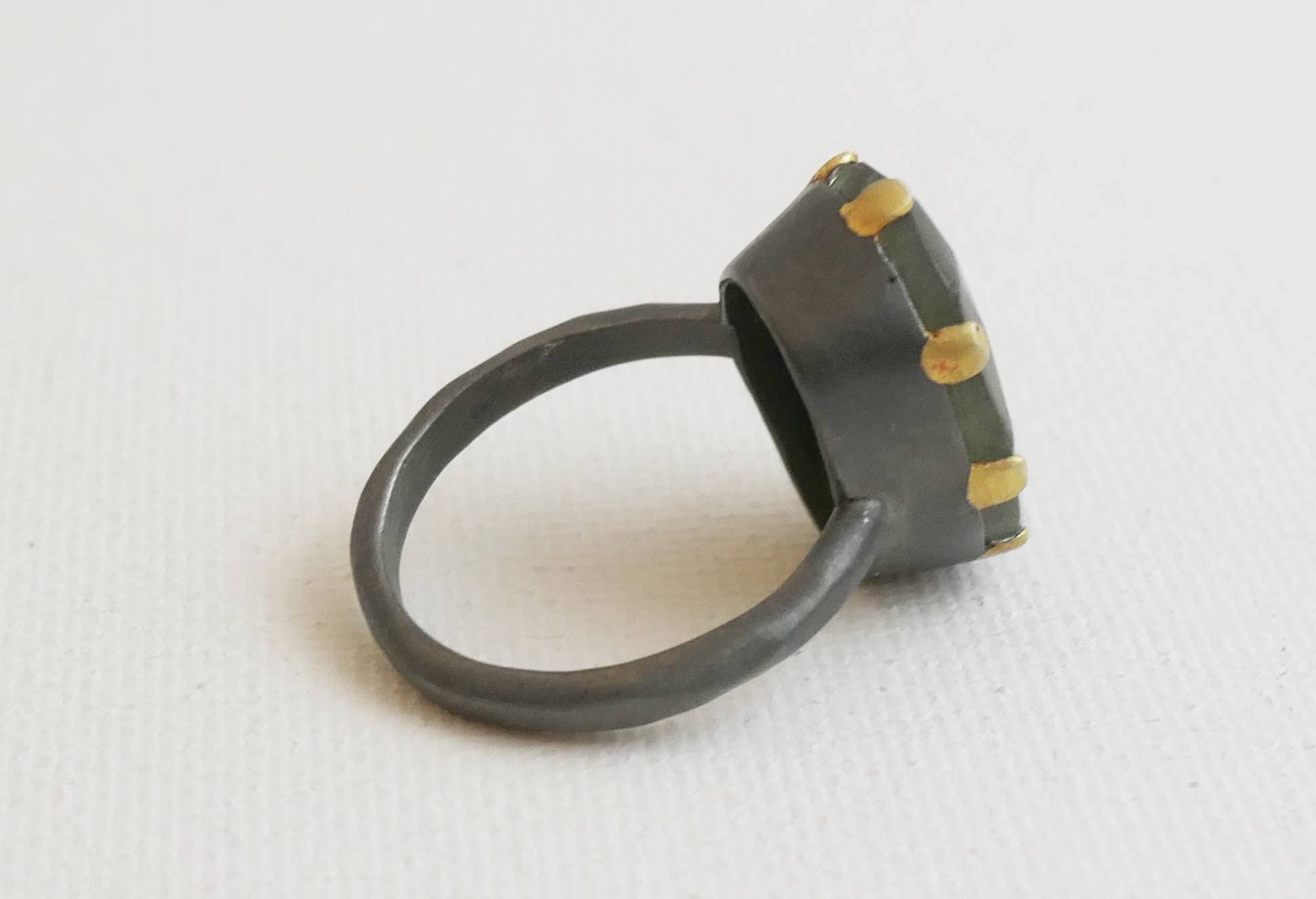 Anillo de cóctel de plata de ley con mezcla de metales y labradorita