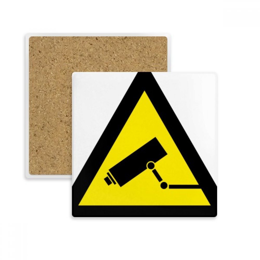 Coaster carré noir avec symbole jaune pour tasse et boisson