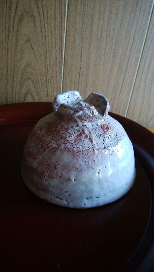 美しい古美術蔵から凄みのある古そうな鼠志野焼の抹茶茶碗が出て来まし