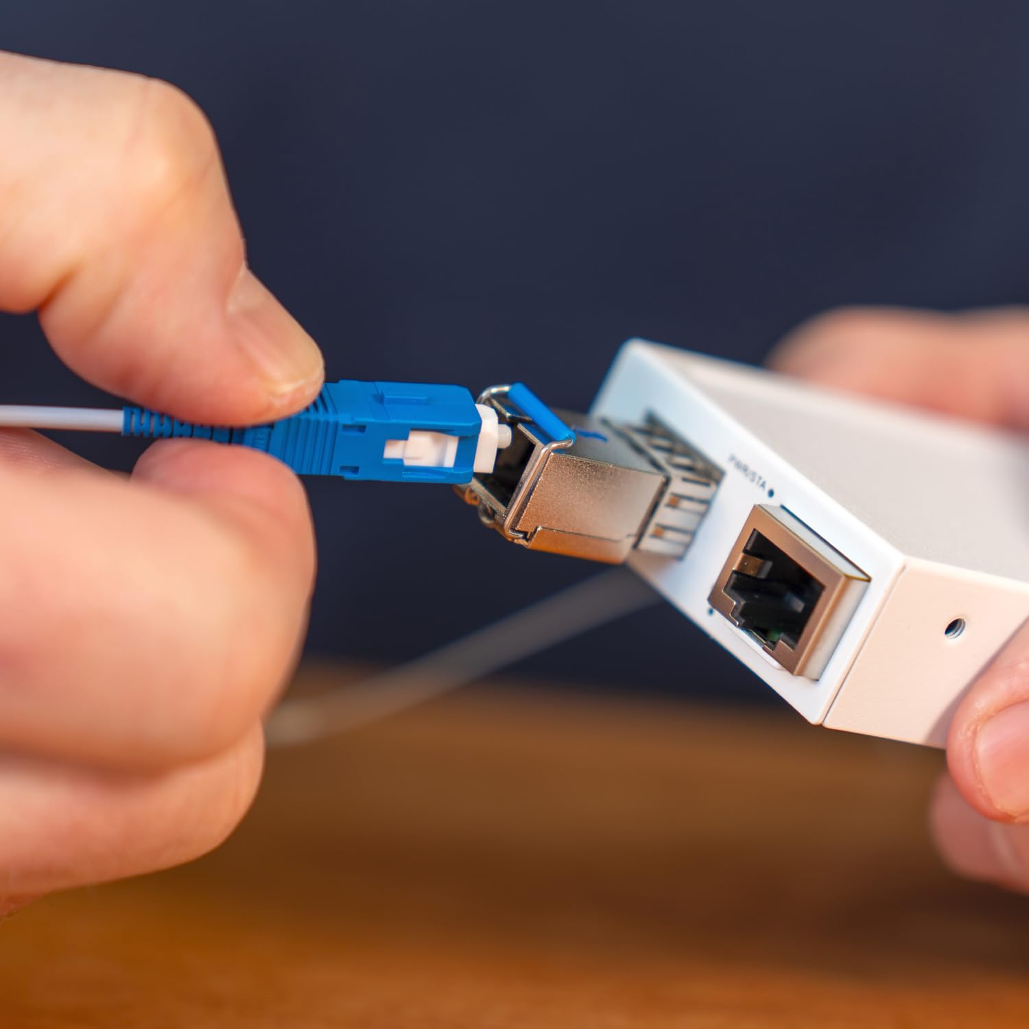 Zestaw światłowodowy do domu: przewodowy Internet tam, gdzie go potrzebujesz - stwórz prawie niewidoczne połączenie przewodowe do Wi-Fi, gier i nie tylko - ultracienkie włókno 0,6 mm