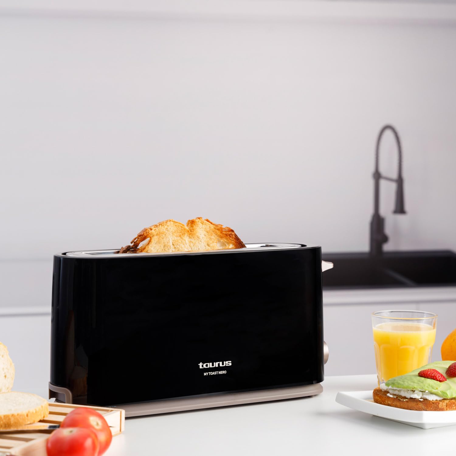 Taurus - Tostadora Mytoast Nero 1000W | 7 Niveles de Tostado | Ranura 260 mm | Sistema Autocentrado | Bandeja Recogemigas | Elevación Extra | Recoge Cable | Pies Antideslizantes