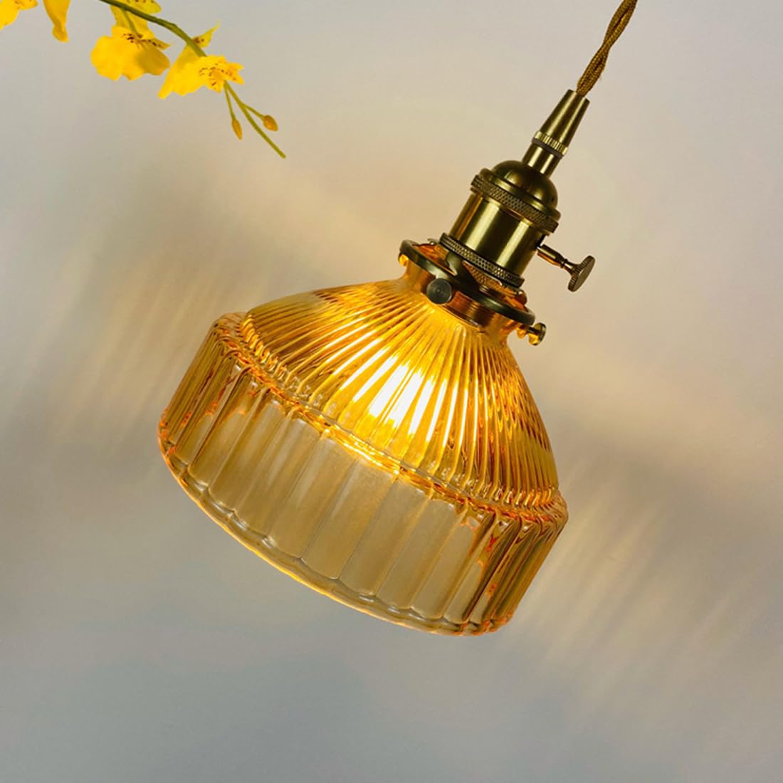 Retro LED Pendelleuchte Runde Bernstein Glasschirm, Kleine Schlafzimmerlampe, Industrie Hängelampe Messing E27, höhenverstellbare Modern Pendellampe für Kücheninsel, Esszimmer, Wohnzimmer, Gastronomie