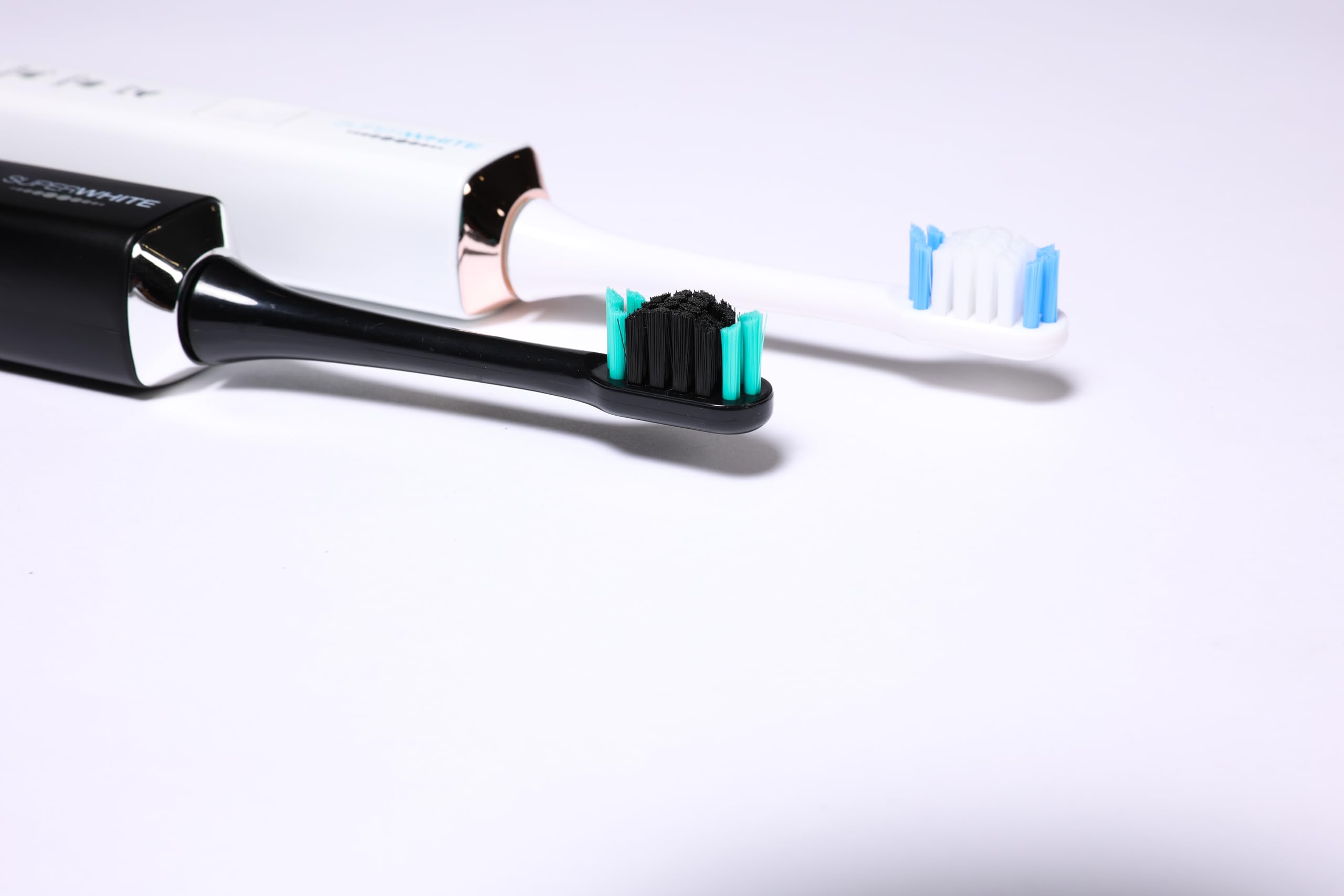 SUPERWHITE - Biosynex - Brosse à Dents Électrique Sonique - Rechargeable - 5 Modes de Brossage - 3 Mois d'Autonomie - Minuteur de 2 Min - Contient 1 Manche et 3 Brossettes - Couleur Blanche