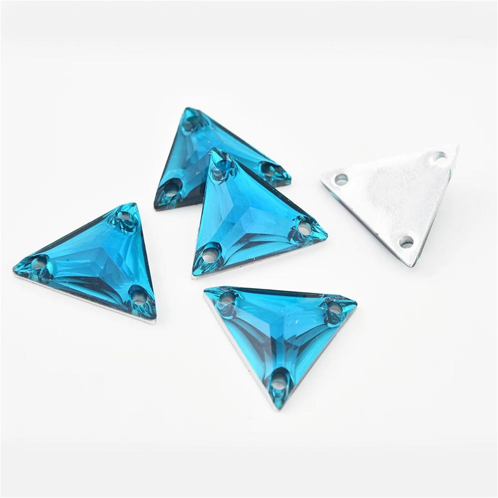 Strass triangulaires à coudre en résine légère et résistante pour décors textiles durables