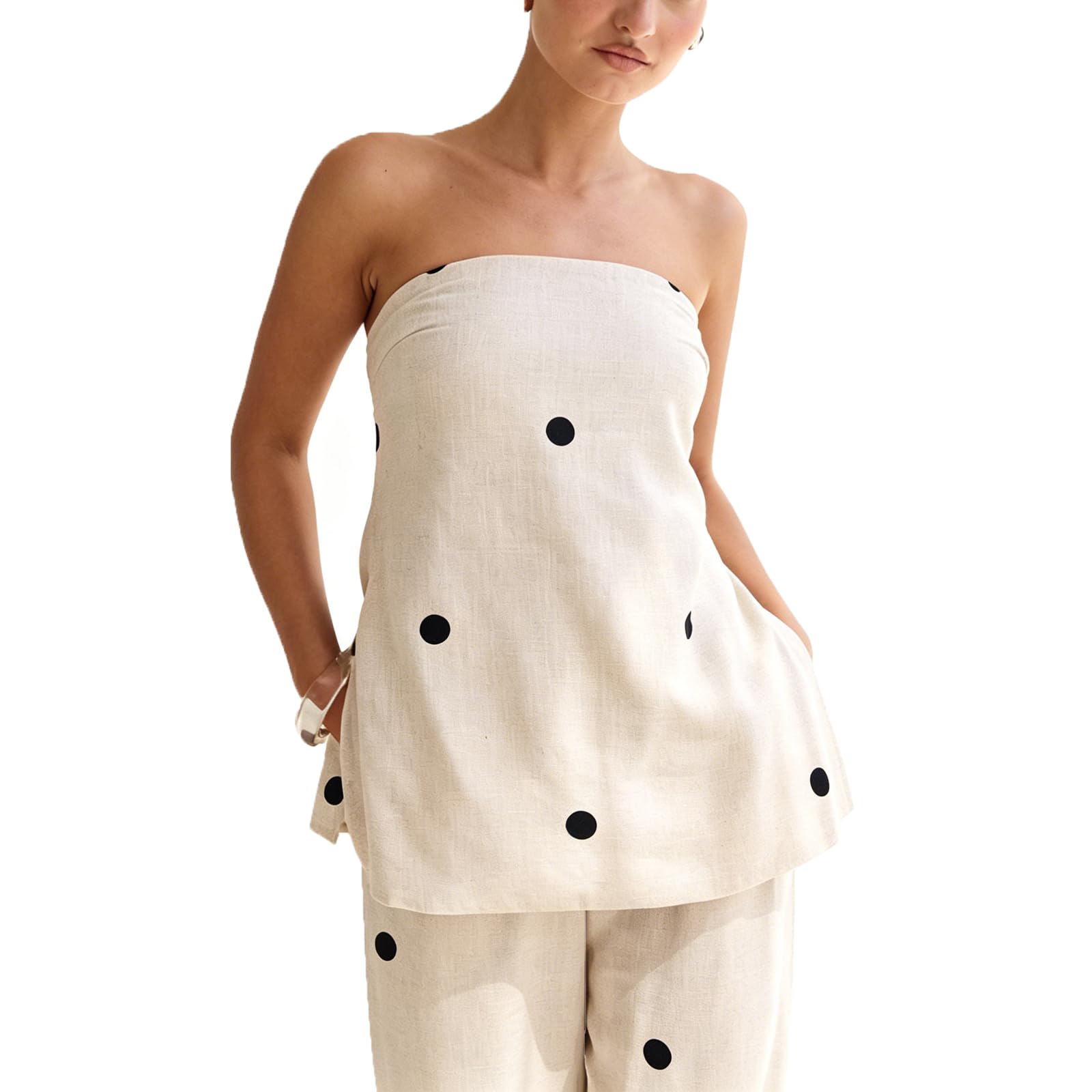 Ensemble deux pièces à pois pour femme : haut bustier sans bretelles et pantalon large taille haute. Collection été 2026.