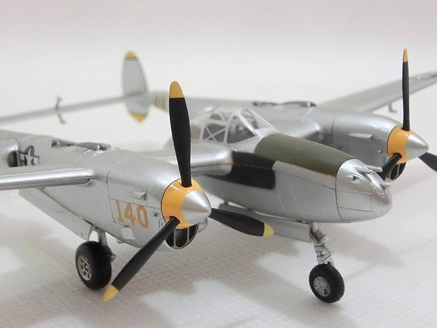 Amazon | 1/72 完成品 36434 P-38L ライトニング 第432戦闘航空