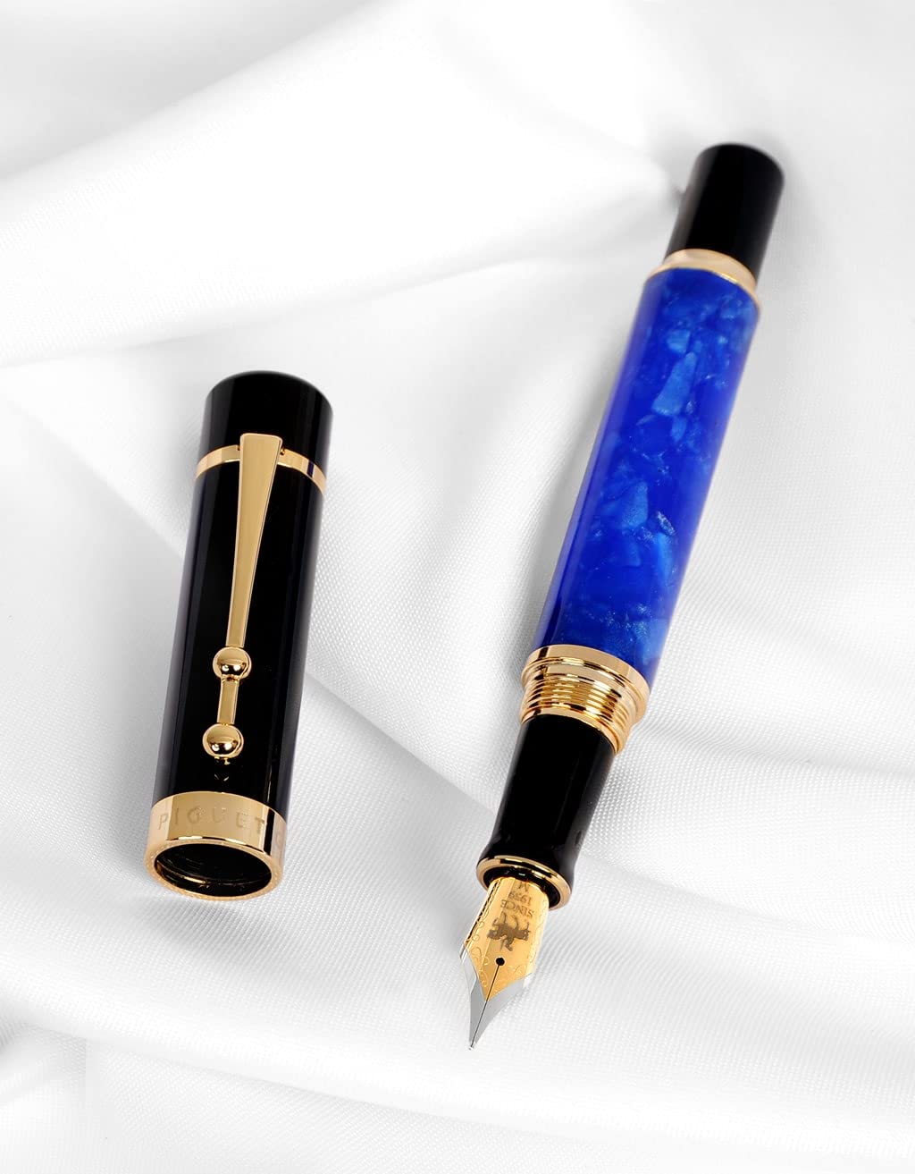 Piguet Genève – Stylo plume de luxe et ergonomiques – Série Taurus – Plume M allemande, finitions dorées – Dans un coffret cadeau avec recharge universelle et convertisseur (Stylo Plume, Océan Bleu)
